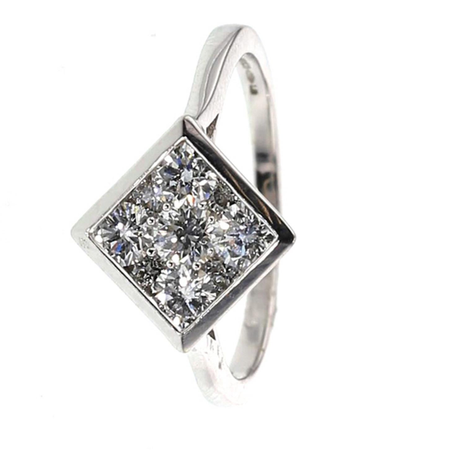 Contemporary Princess Cut Diamonds in Bezel Set Ring Made in 18k Gold For Sale