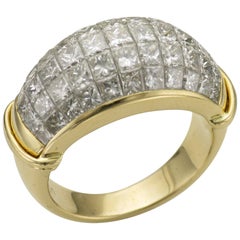 Diamantes talla princesa Serti Mysterieux Anillo de cóctel de oro amarillo con banda de pavé y cúpula