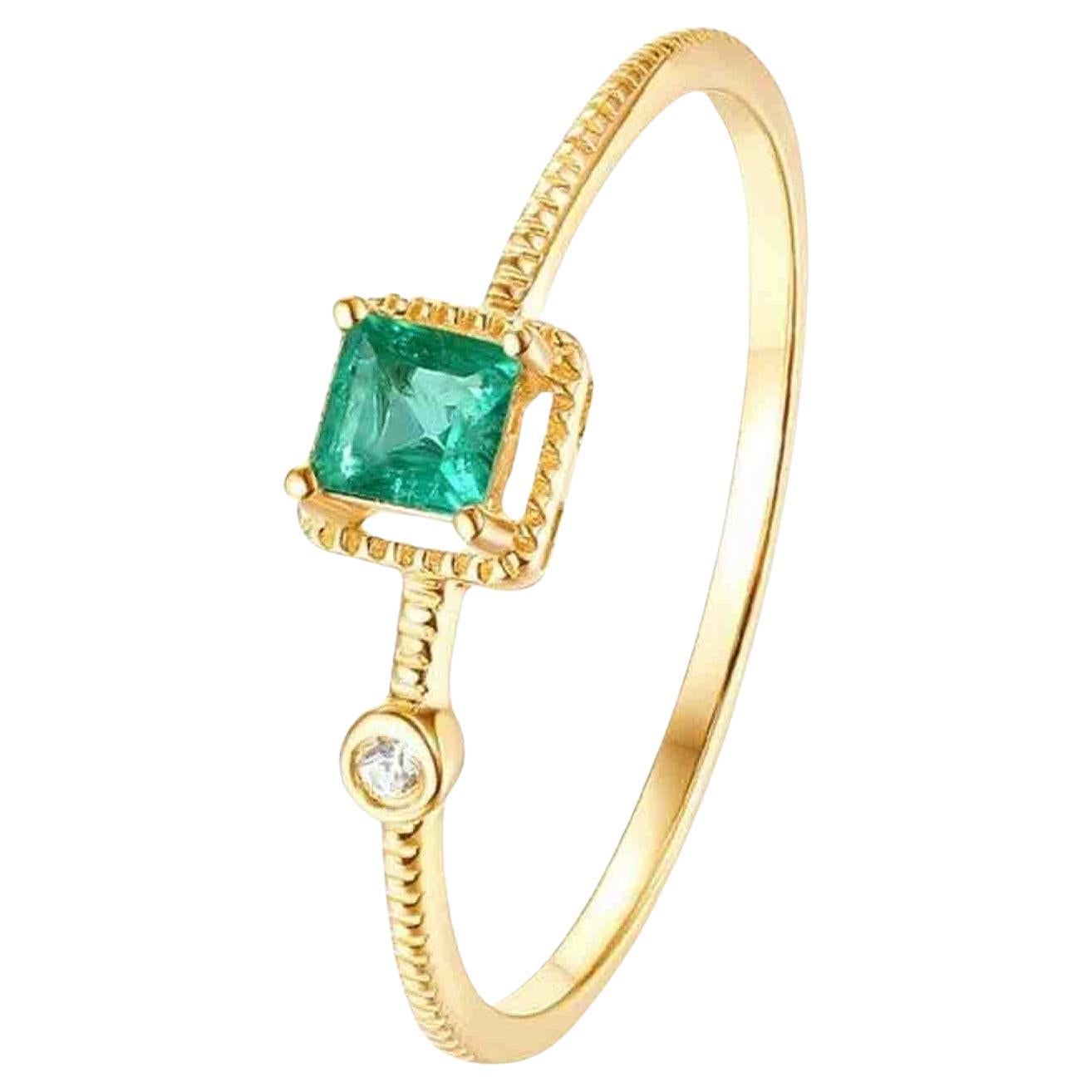 En vente :  Bague en or jaune 14K sertie de diamants ronds et d'émeraudes de taille Princesse
