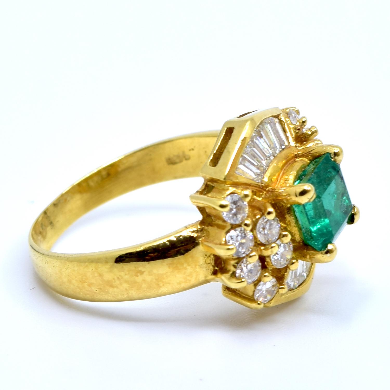 Art Deco Princess Cut Emerald and Diamond Ring in 18 Karat Yellow Gold