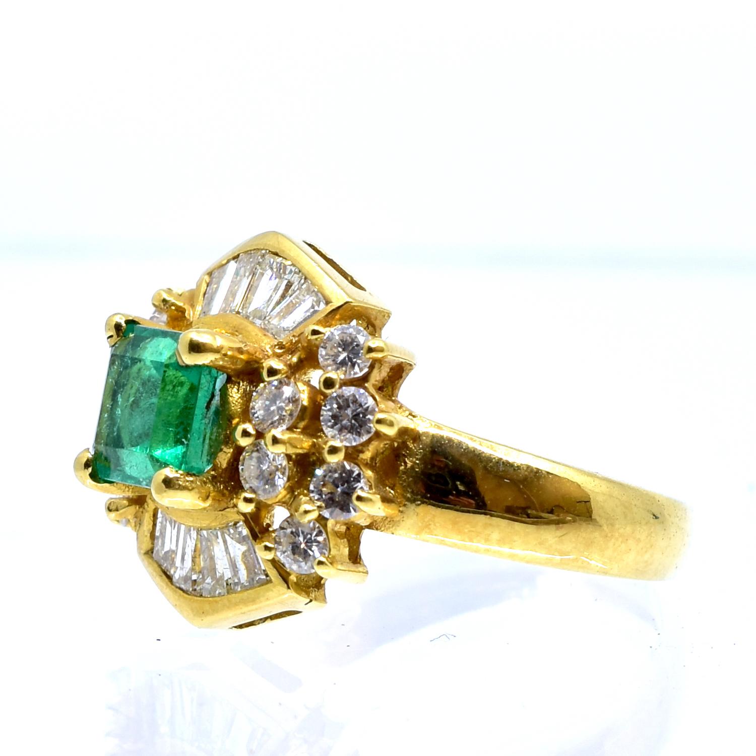 Princess Cut Emerald and Diamond Ring in 18 Karat Yellow Gold In Excellent Condition In Miami, FL