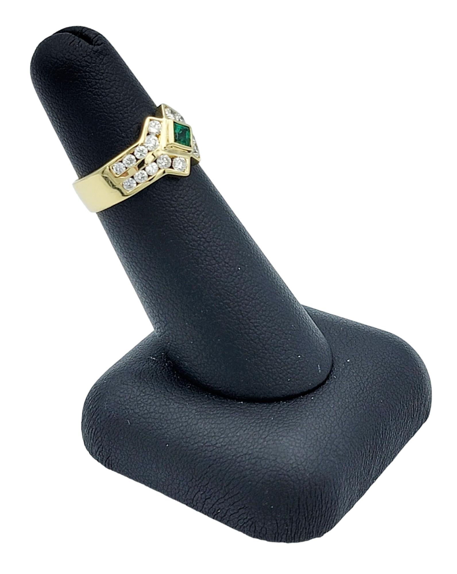 Anello a fascia con smeraldo taglio Princess e diamanti rotondi a più file in oro 18 carati in vendita 4