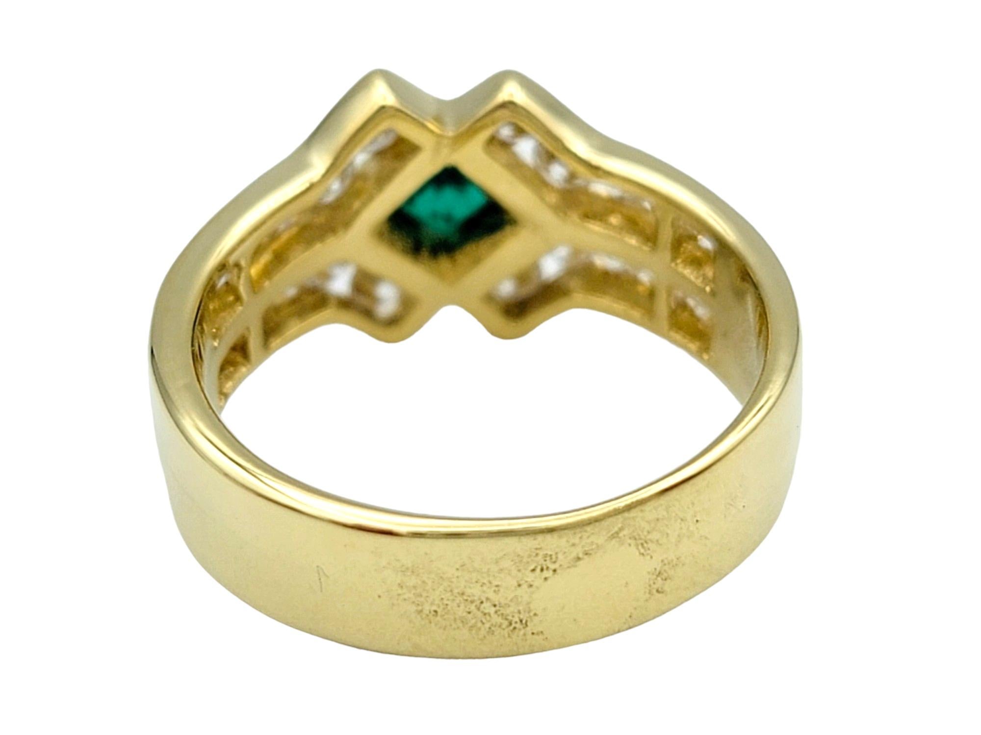 Anello a fascia con smeraldo taglio Princess e diamanti rotondi a più file in oro 18 carati In condizioni buone in vendita a Scottsdale, AZ