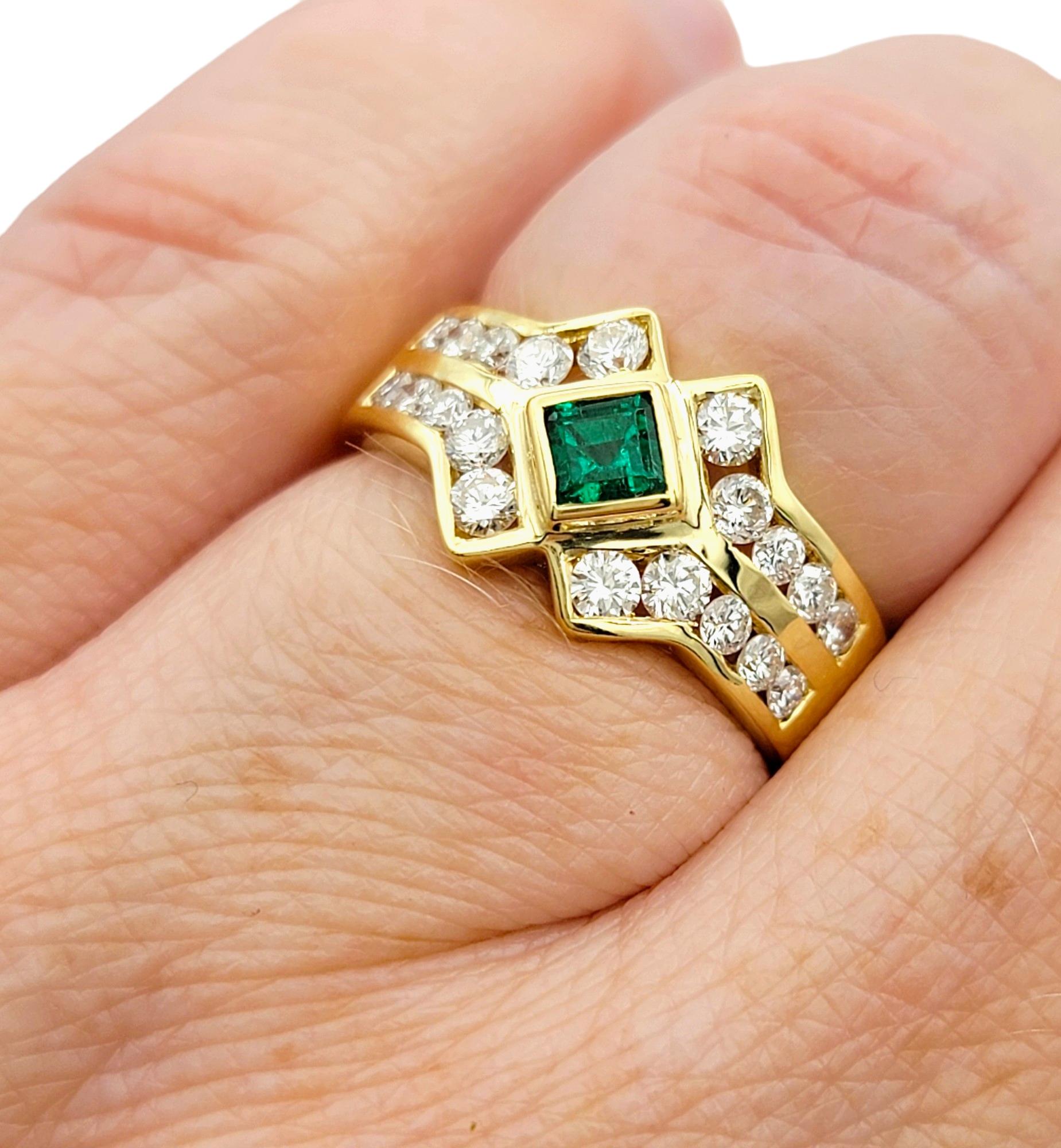 Anello a fascia con smeraldo taglio Princess e diamanti rotondi a più file in oro 18 carati in vendita 1