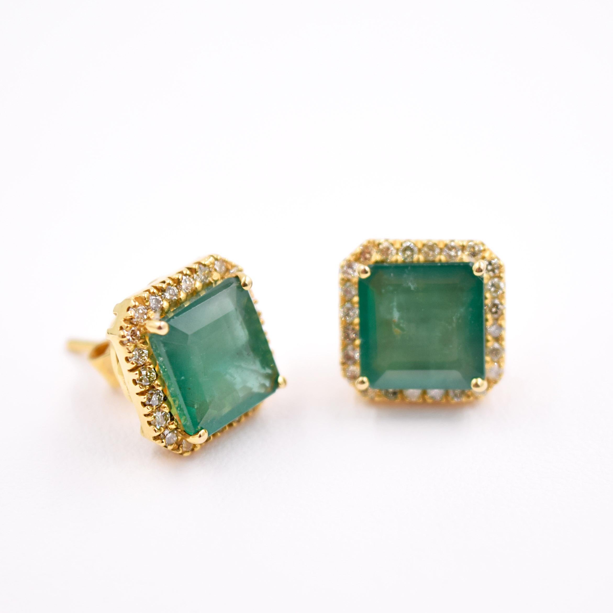 Princess Cut Emerald and White Diamond Earring Studs in 18 Karat Yellow Gold (Romantik) im Angebot