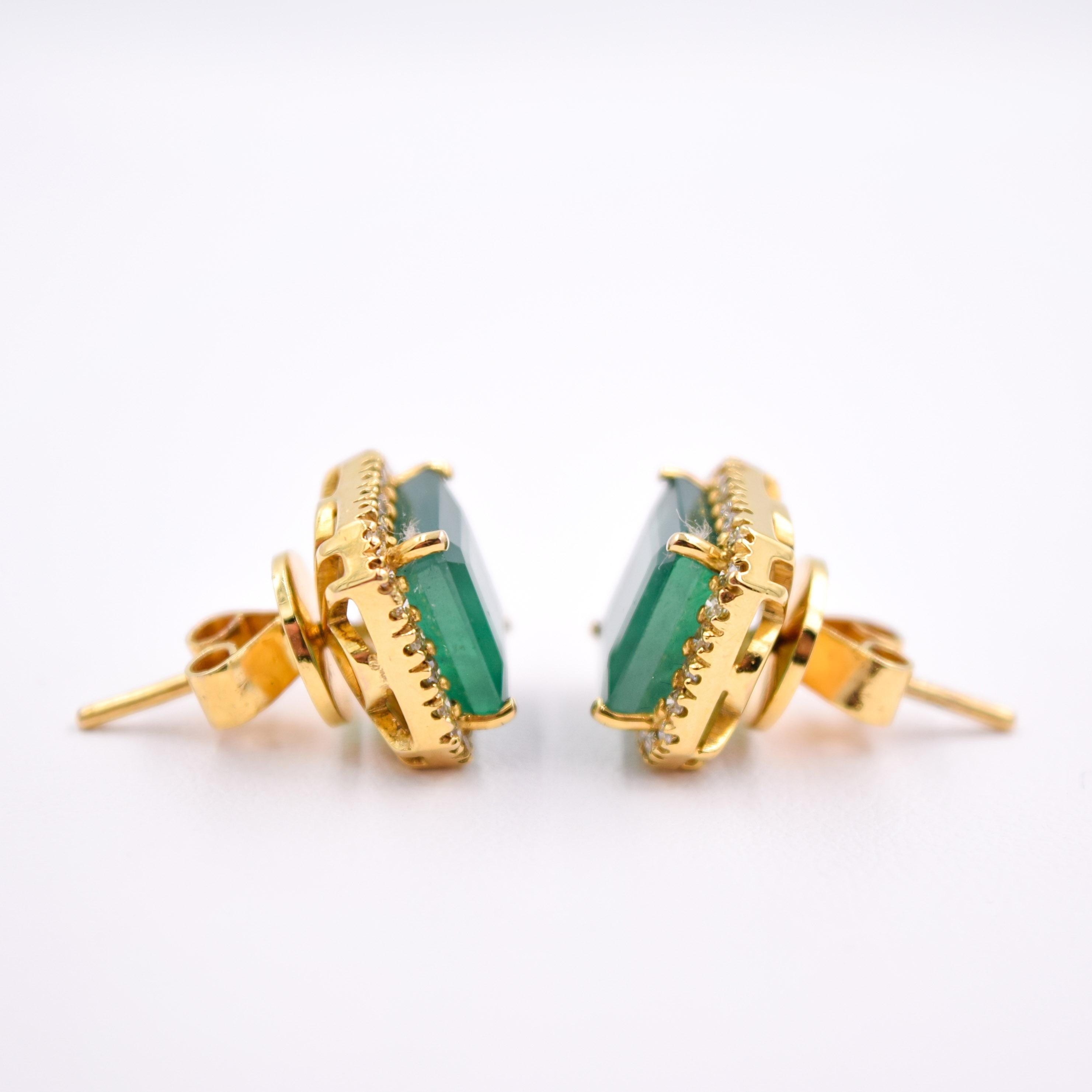 Princess Cut Emerald and White Diamond Earring Studs in 18 Karat Yellow Gold Damen im Angebot