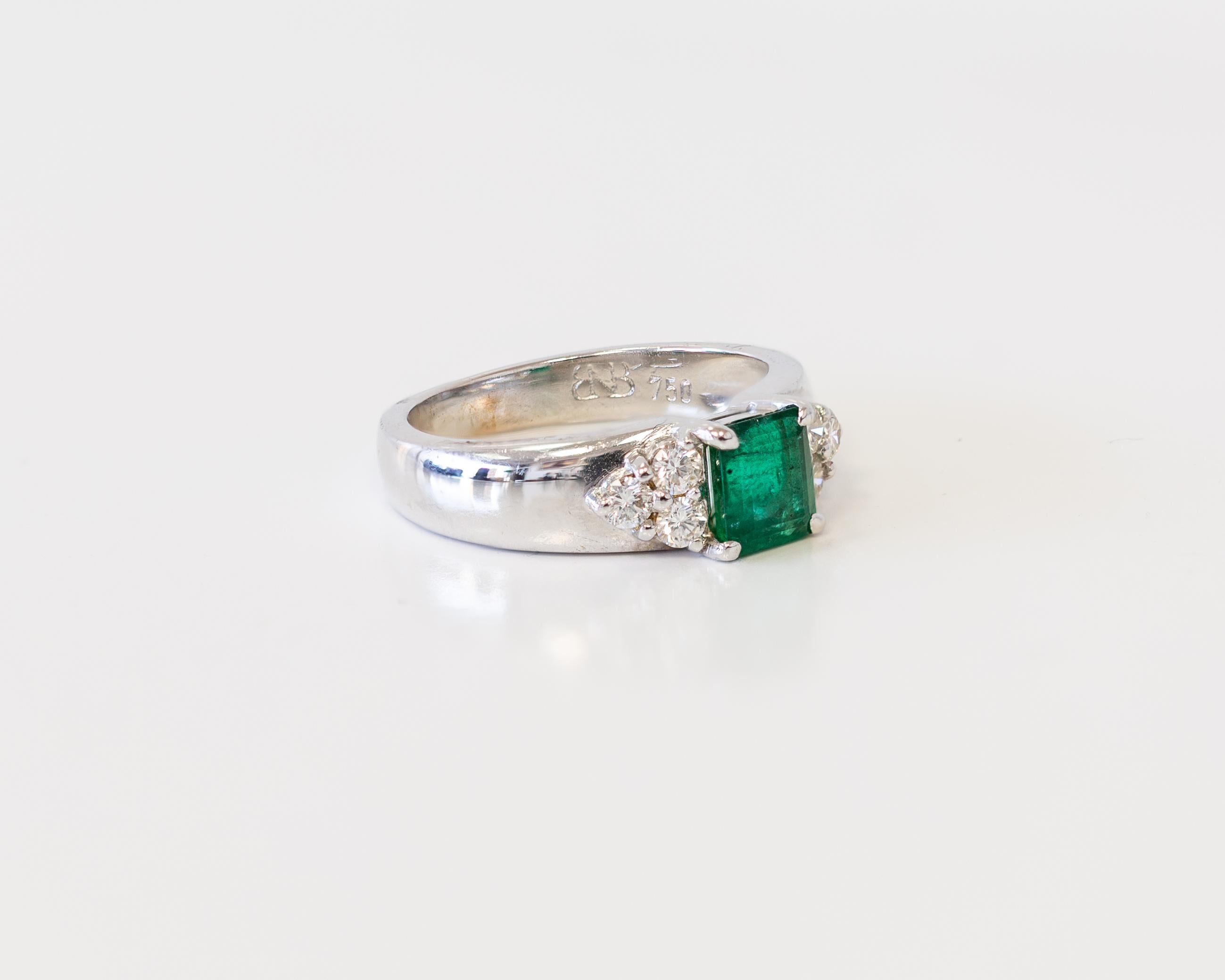 Ring aus 18 Karat Weißgold mit Smaragd im Prinzessinnenschliff in der Mitte und seitlichen Diamanten im Zustand „Gut“ im Angebot in Atlanta, GA