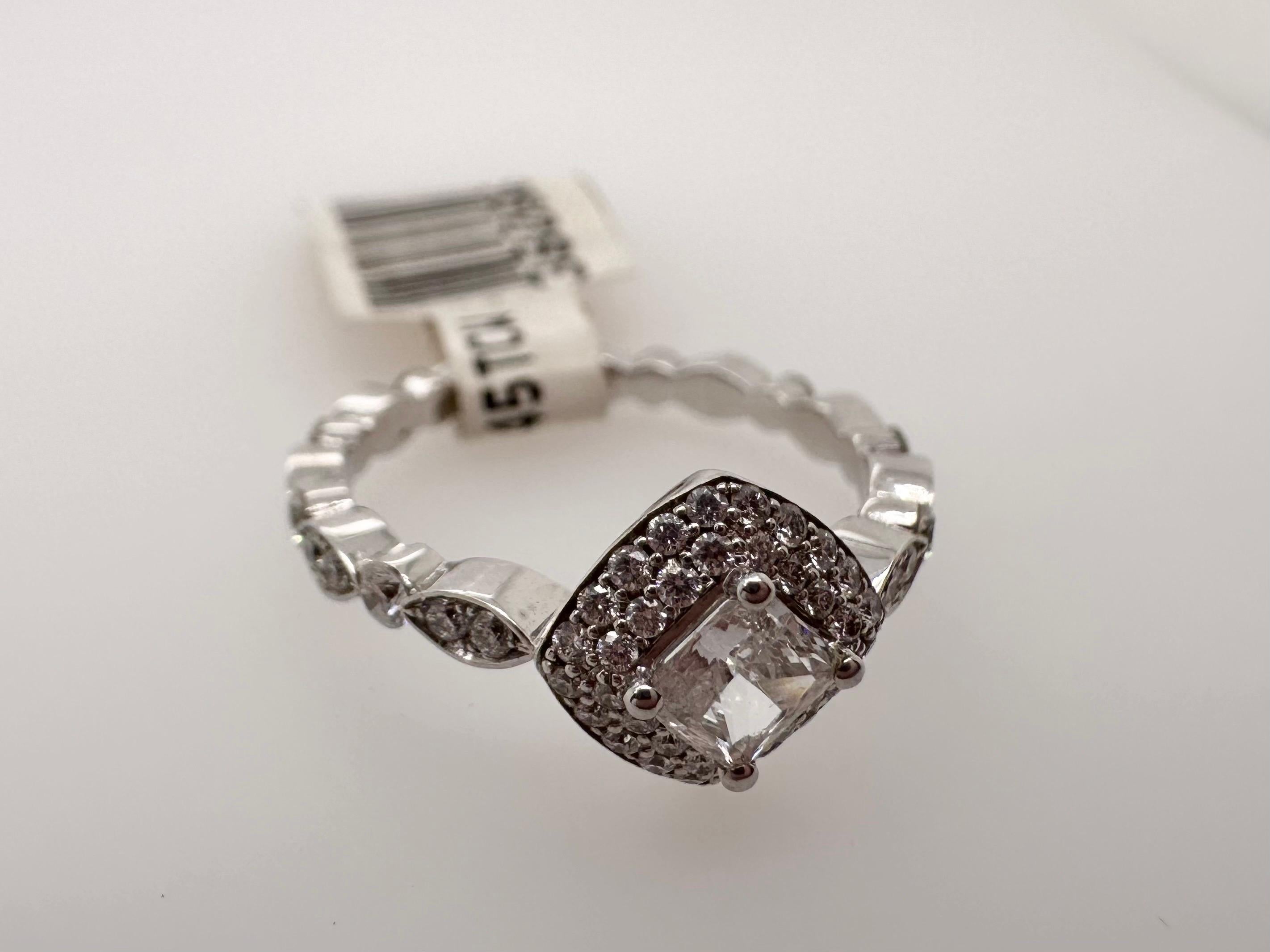 Princess Cut engagement diamond ring 18KT white gold In New Condition For Sale In Boca Raton, FL