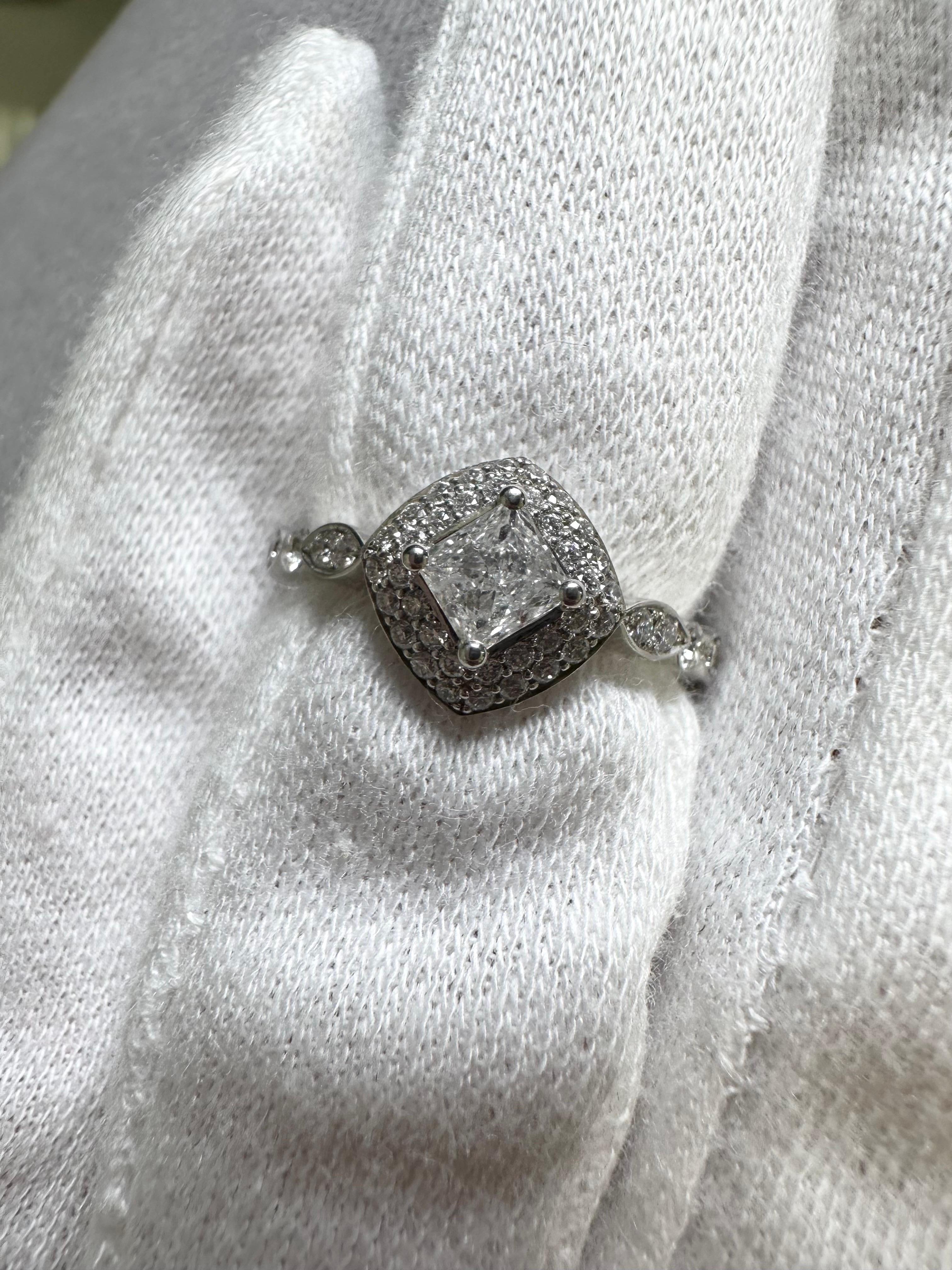 Women's or Men's Princess Cut engagement diamond ring 18KT white gold For Sale