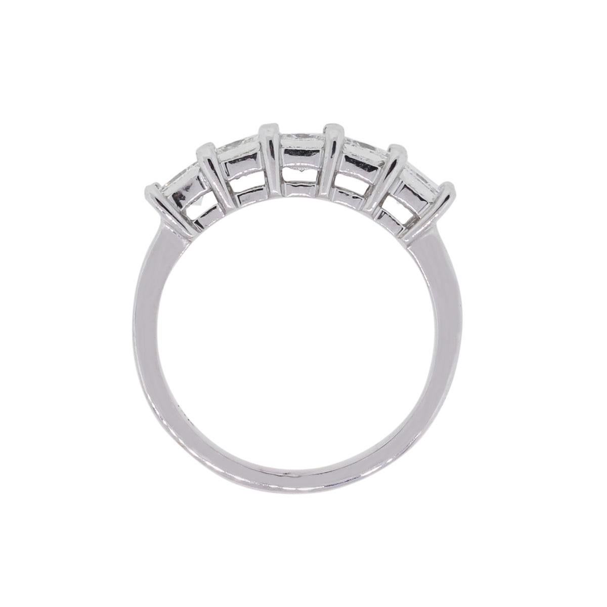 MATERIAL: 18k Weißgold
Diamant-Details: Ungefähr 1,25ctw Diamanten im Prinzessinnenschliff (5 insgesamt). Die Diamanten haben eine Farbe von G/H und eine Reinheit von VS.
Ringgröße: 5.75 (kann angepasst werden)
Ring-Maße: 0.87″ x 0.18″ x