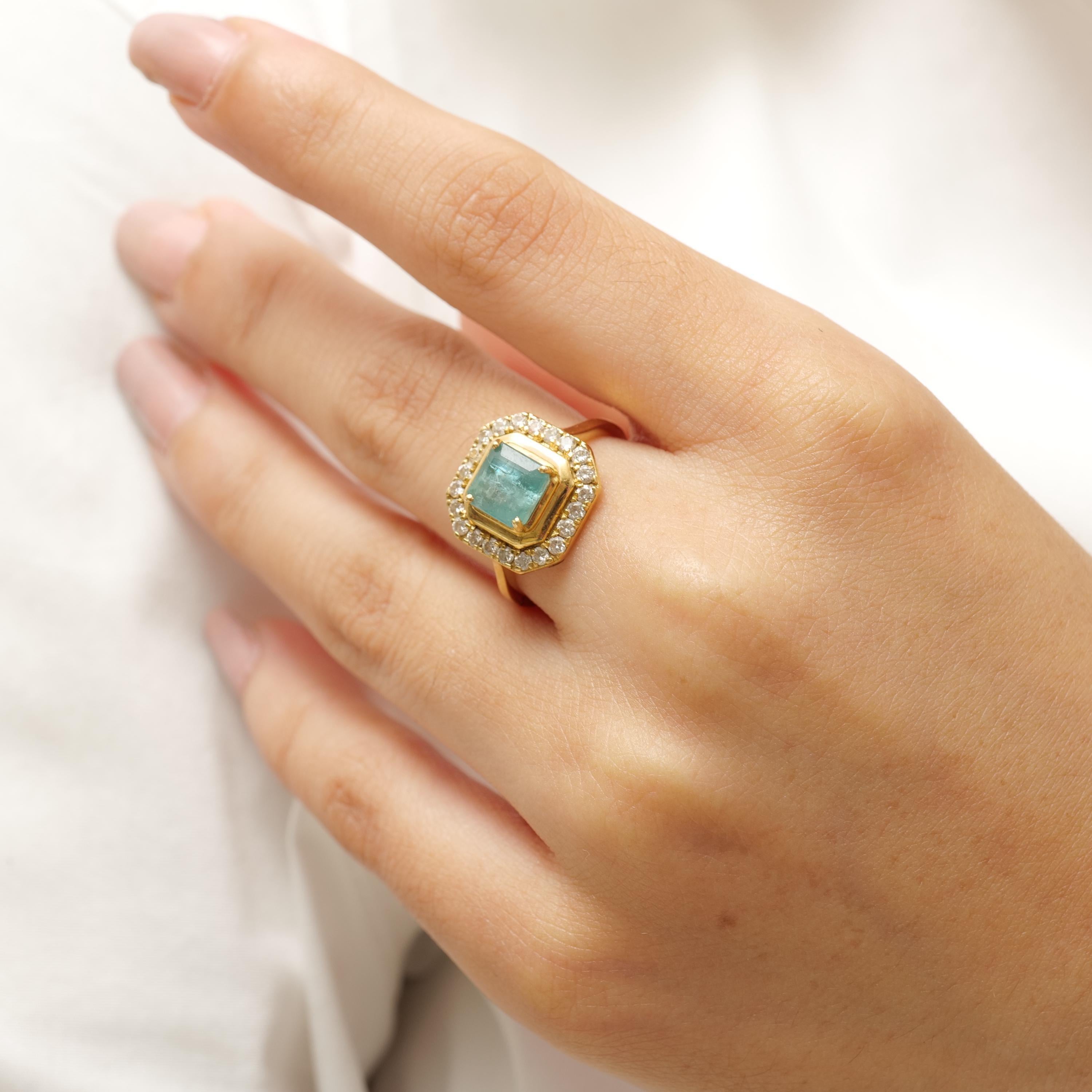 Princess Cut Halo Emerald Gemstone Diamond Ring in 14K Solid Gold (Certified) In New Condition For Sale In New Delhi, DL