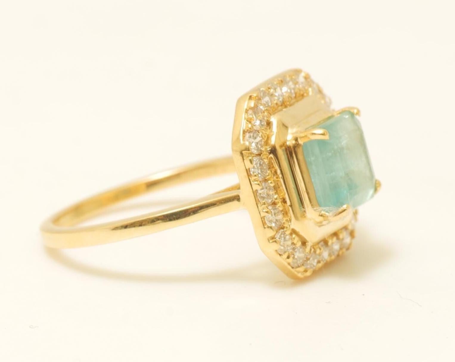 Women's Princess Cut Halo Emerald Gemstone Diamond Ring in 14K Solid Gold (Certified) For Sale