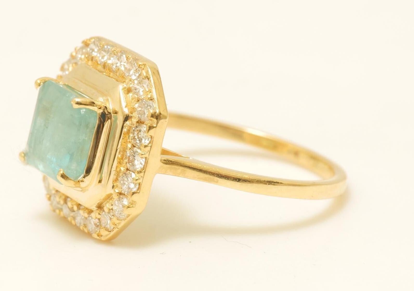 Princess Cut Halo Emerald Gemstone Diamond Ring in 14K Solid Gold (Certified) For Sale 1