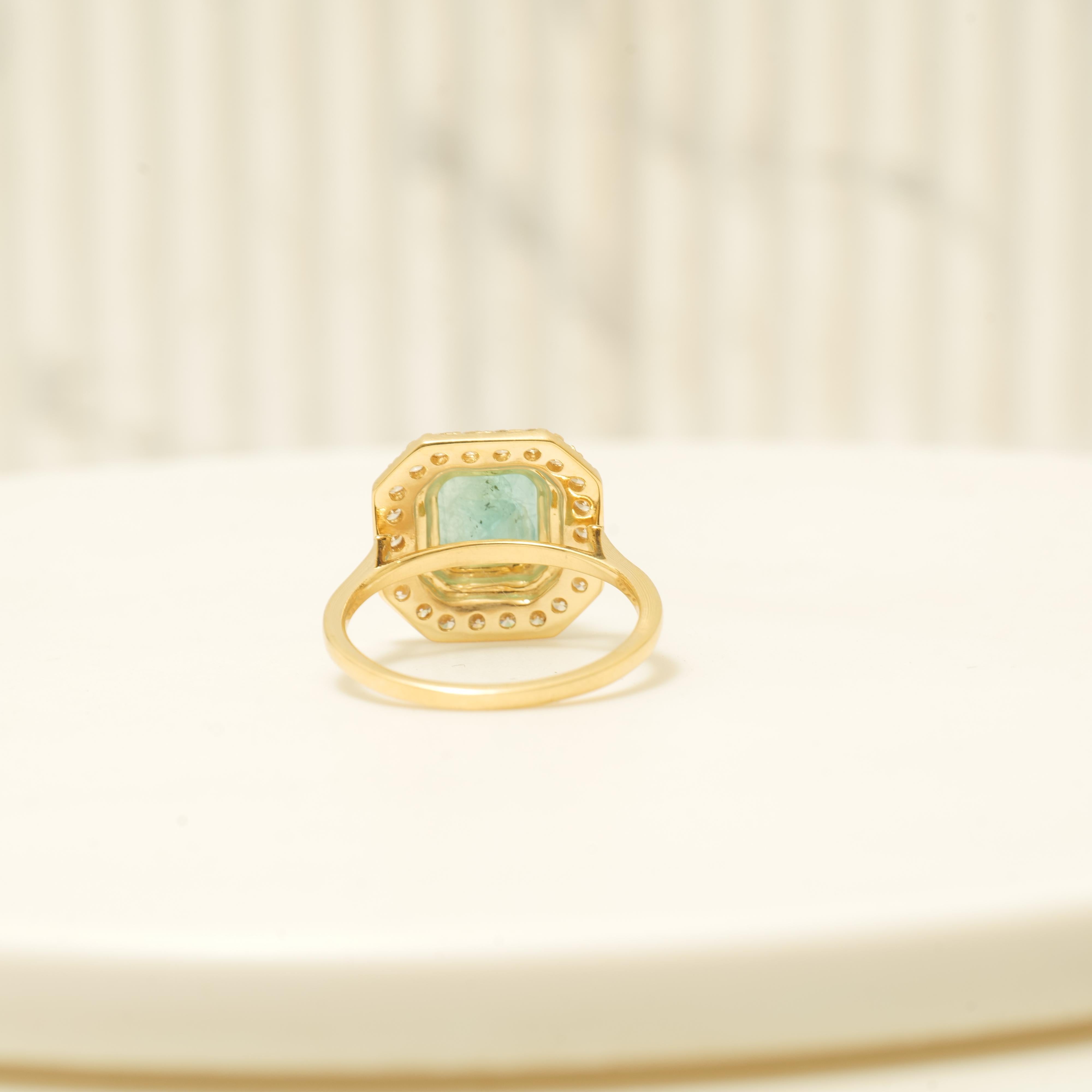Princess Cut Halo Emerald Gemstone Diamond Ring in 14K Solid Gold (Certified) For Sale 4