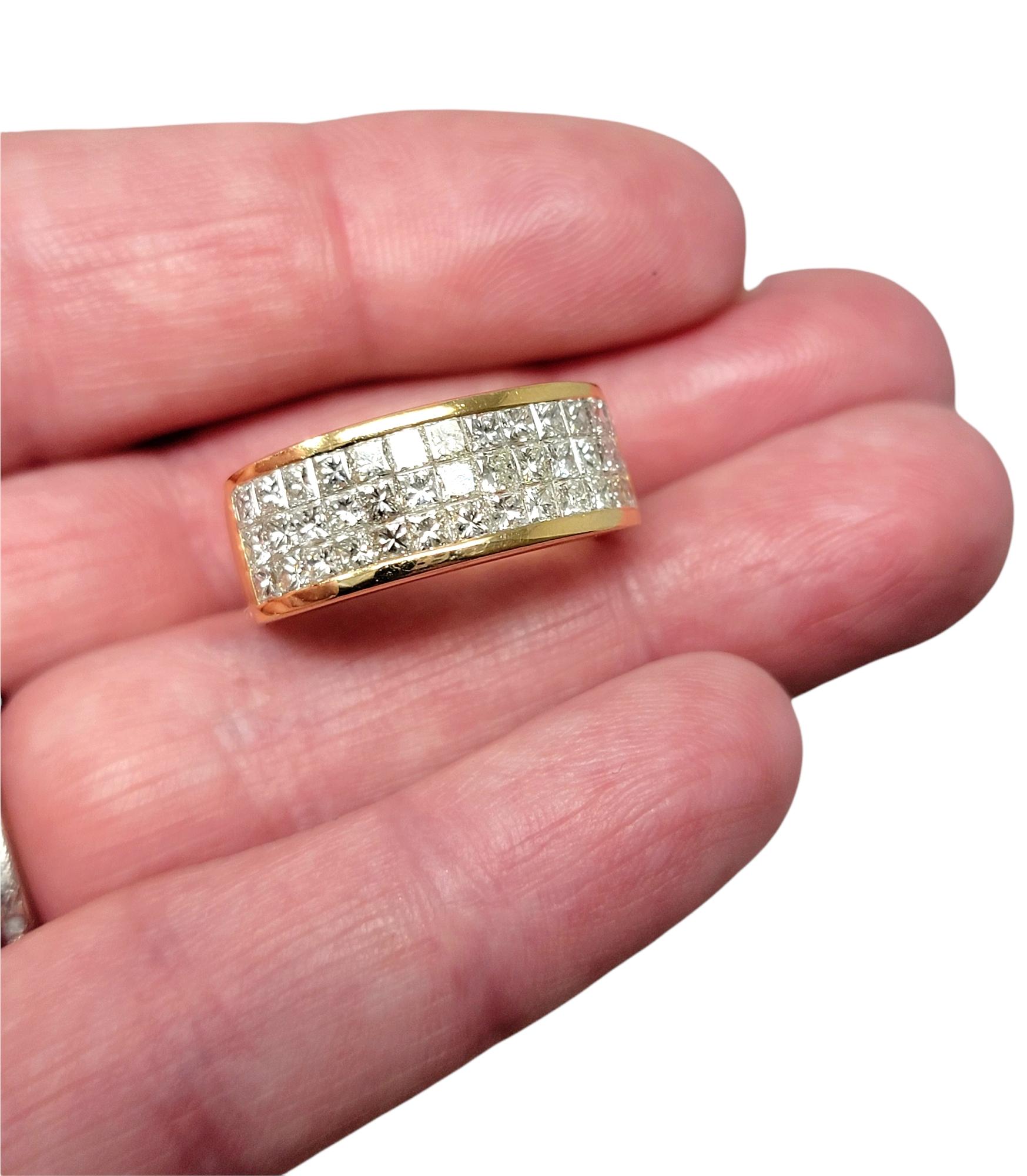 Bague à trois rangs de diamants en or jaune 18 carats, taille Princesse, serti invisible en vente 6