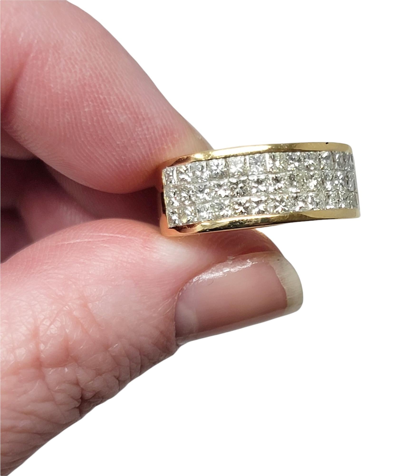 Unsichtbarer dreireihiger Diamantring mit Prinzessinnenschliff aus 18 Karat Gelbgold im Angebot 7