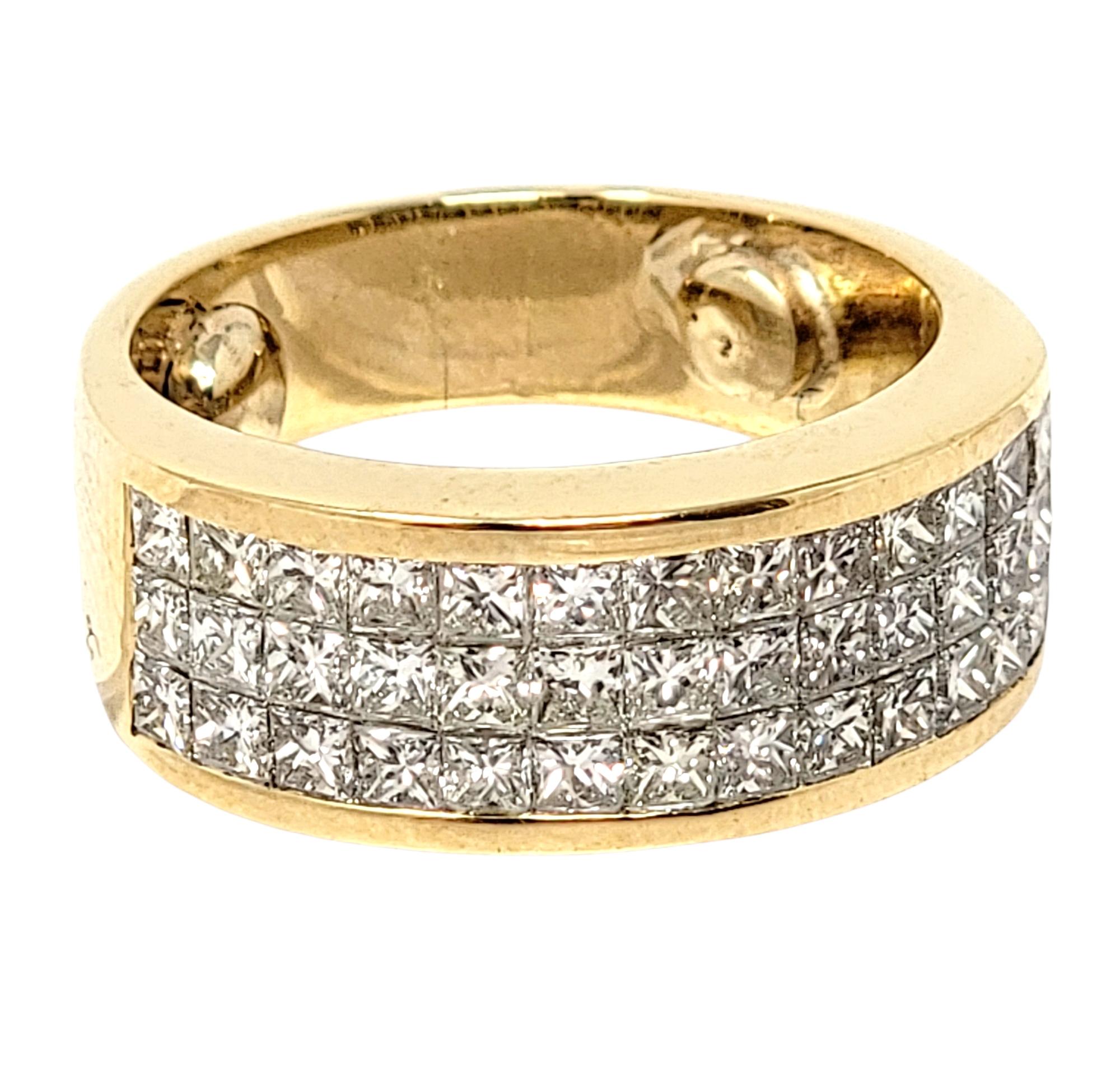 Unsichtbarer dreireihiger Diamantring mit Prinzessinnenschliff aus 18 Karat Gelbgold (Carréeschliff) im Angebot