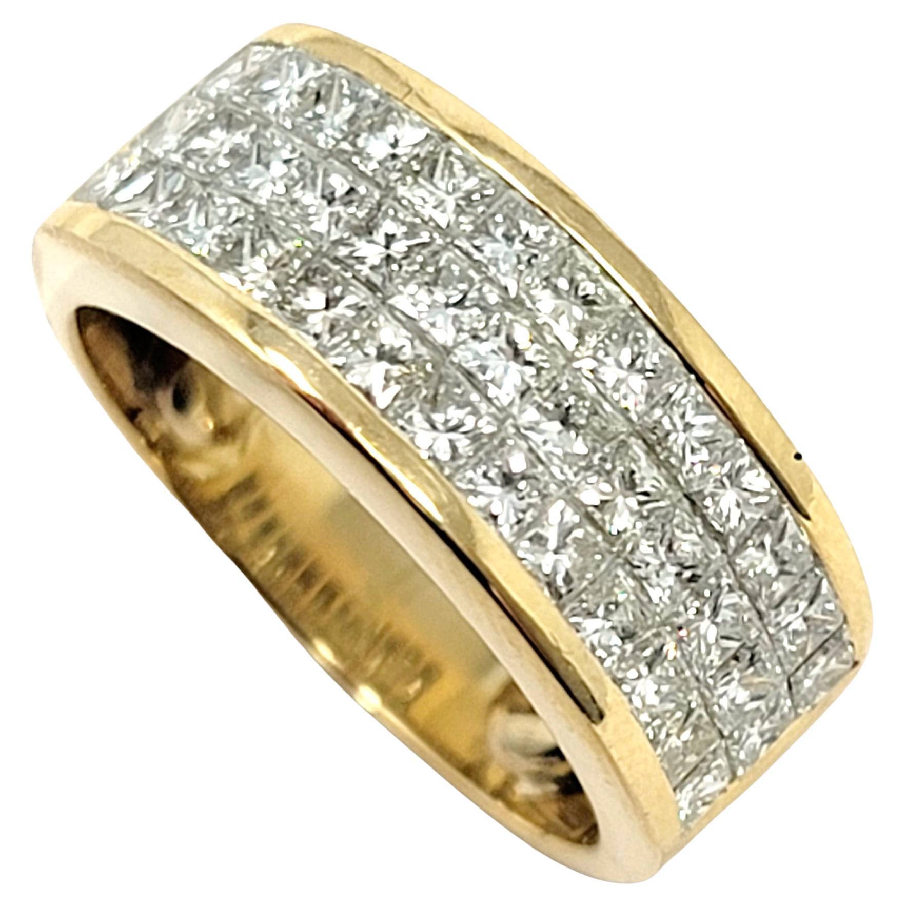 Bague à trois rangs de diamants en or jaune 18 carats, taille Princesse, serti invisible en vente 1