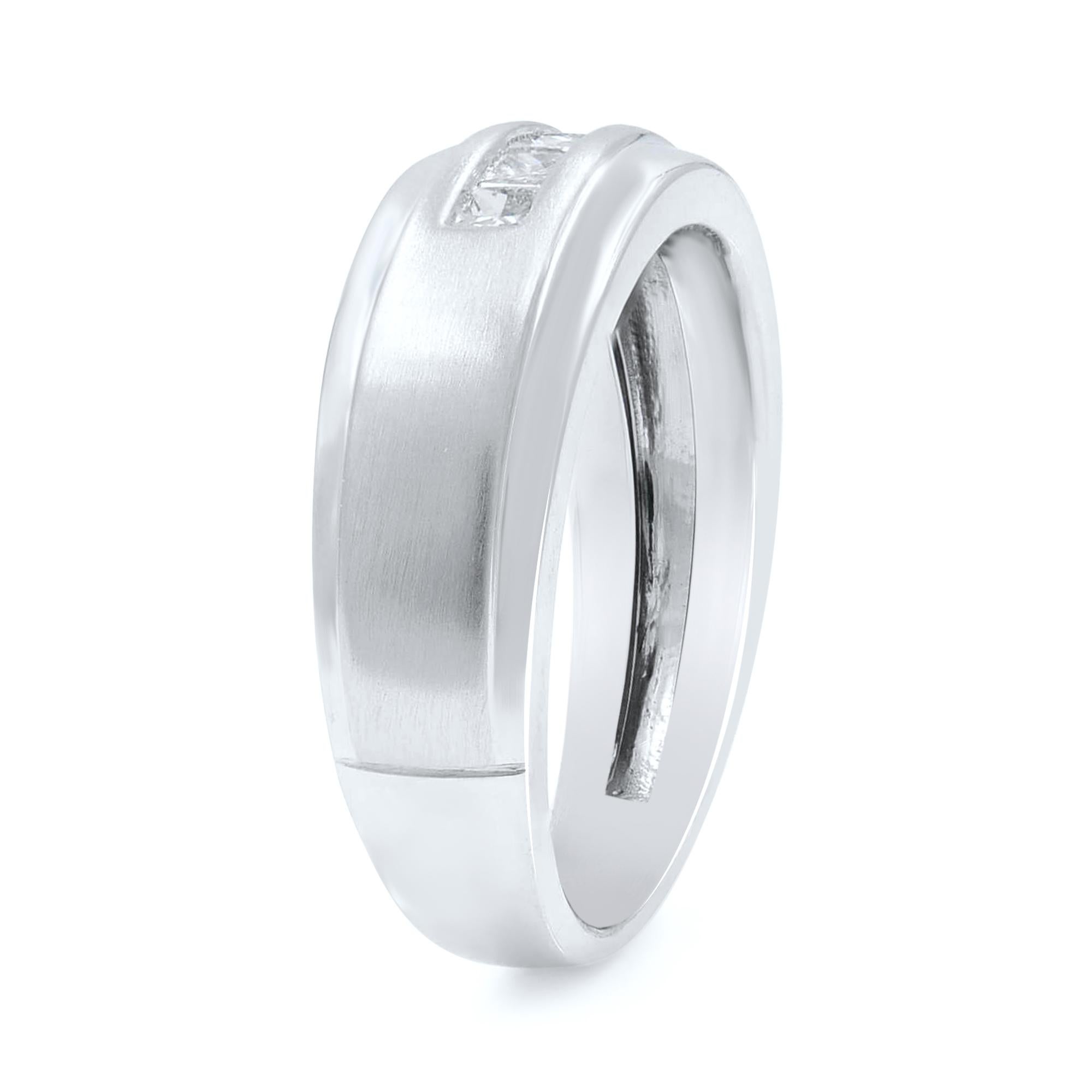 Moderne Alliance pour hommes en or blanc 10 carats avec diamant taille princesse de 0,40 carat poids total en vente