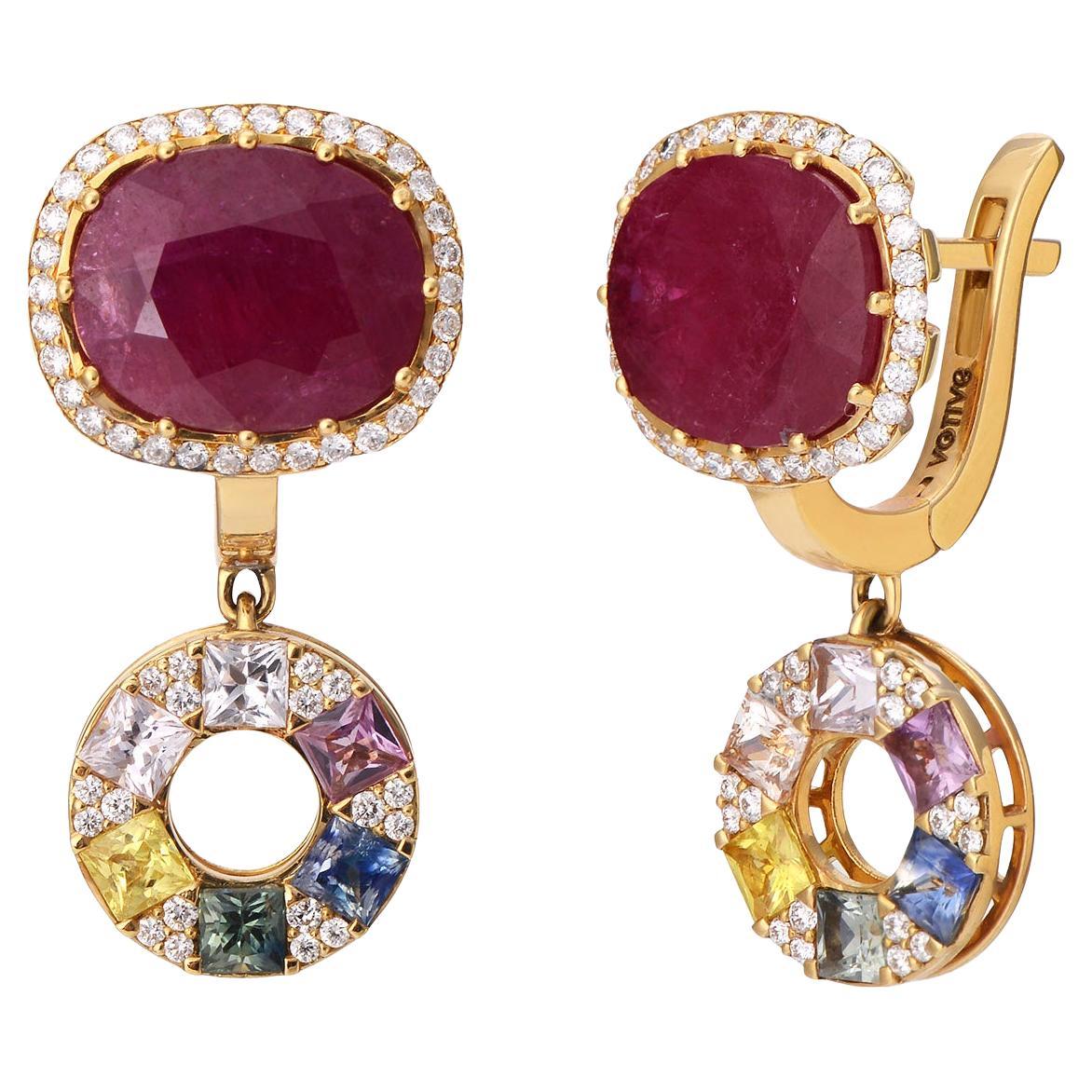 Mehrfarbige Saphire im Prinzessinnenschliff, weiße Diamanten, ovale Rubine aus 18 Karat Gold im Angebot