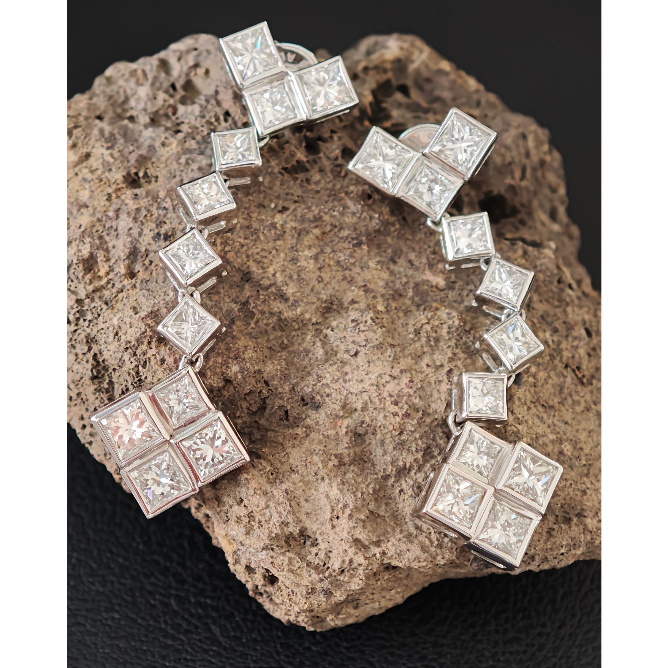 Elegantes boucles d'oreilles pendantes en or 18 carats avec diamants taille princesse - poids total de 6,65 carats

Ces boucles d'oreilles sophistiquées en or 18 carats présentent une cascade captivante de diamants de taille princesse.  Composées de