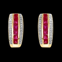 Orecchini a perno con diamante e rubino naturale taglio Princess in oro giallo 14 carati