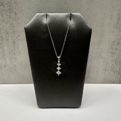 Collier de diamants en or blanc 10kt, taille princesse, passé, présent, futur - 0.25ctw
