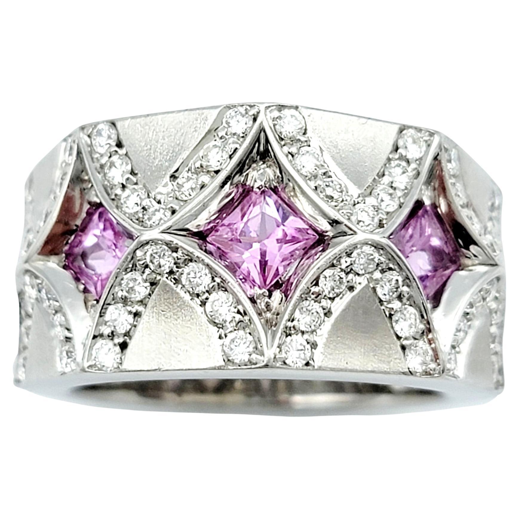 Bague à anneau en or blanc brossé 18 carats, saphir rose taille princesse et diamant