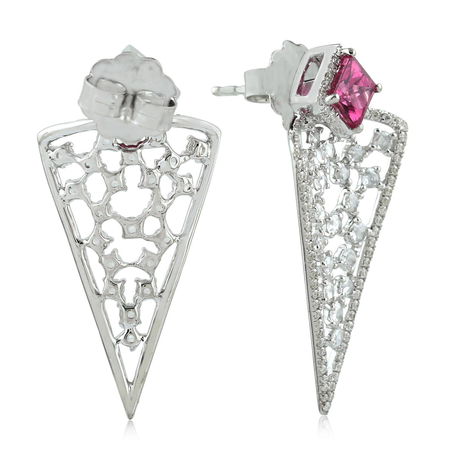 Princess Cut Pink Tourmaline Arrow Shaped Earrings With Diamonds In 18k Gold In New Condition For Sale In New York, NY