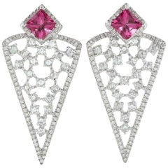Boucles d'oreilles en forme de flèche en tourmaline rose taillée en princesse avec diamants en or 18k