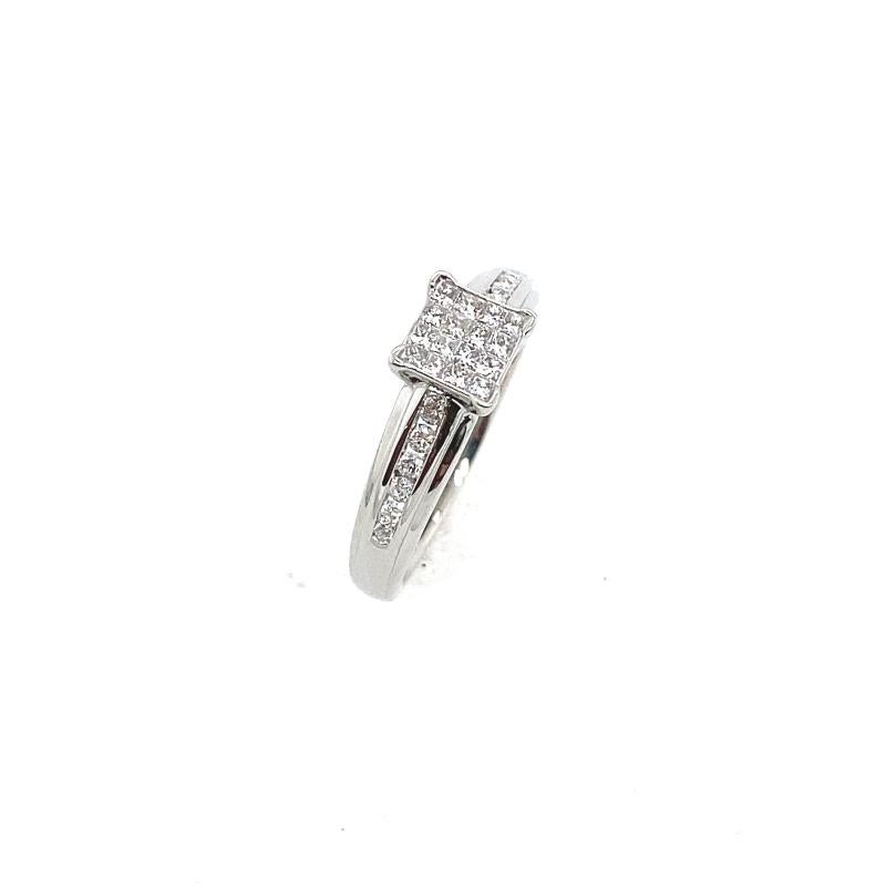 This beautiful ring features a mix of round brilliant diamonds and princess cut diamonds in a beautiful setting. This ring is made in 9ct white gold and has a total diamond weight of 0.50ct.

Additional Information:
Total Diamond Weight: