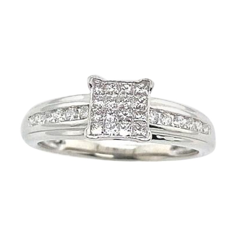 Anillo de diamantes redondos y talla princesa con 0,50 ct de diamantes en oro blanco de 9 ct en venta