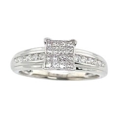 Anillo de diamantes redondos y talla princesa con 0,50 ct de diamantes en oro blanco de 9 ct