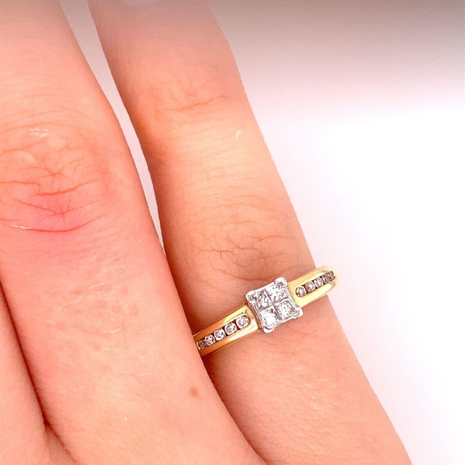 Princess Cut & Round Diamond Solitaire Ring Set in 18ct Yellow & White Gold In Excellent Condition For Sale In London, GB