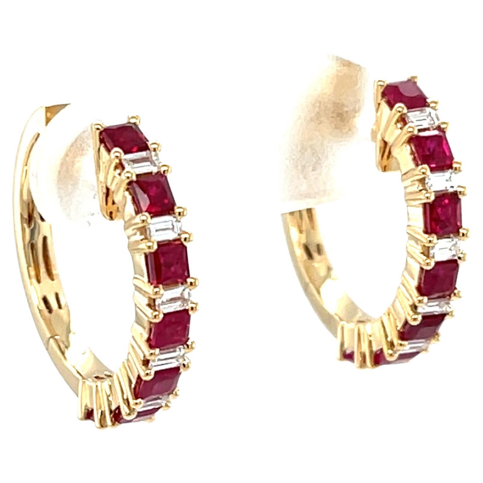 Baguette-Ohrringe mit Rubin im Prinzessinnenschliff und Diamanten aus 18k Gelbgold im Angebot