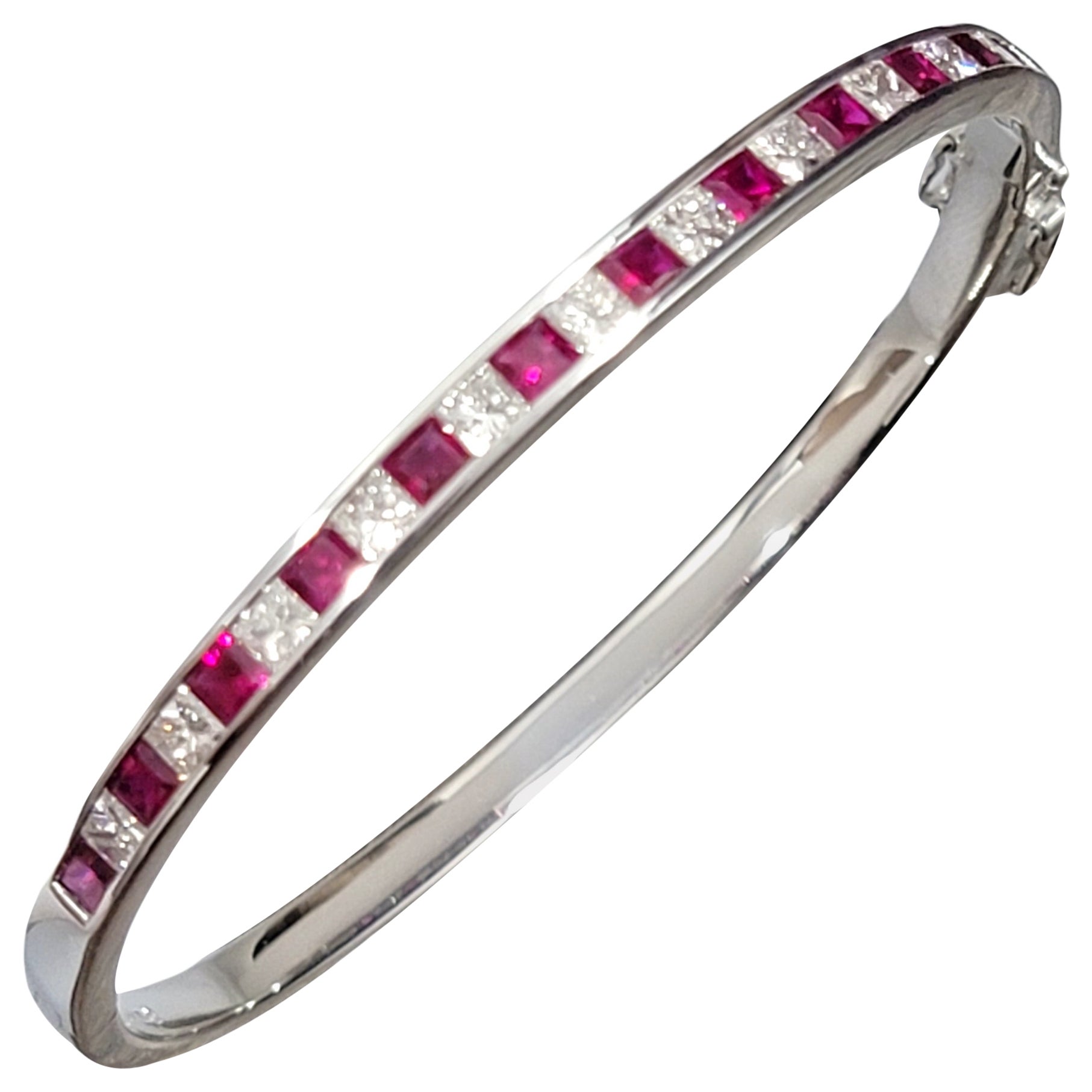 Bracciale a cerniera ovale con rubino e diamanti taglio Princess in oro bianco 18 carati