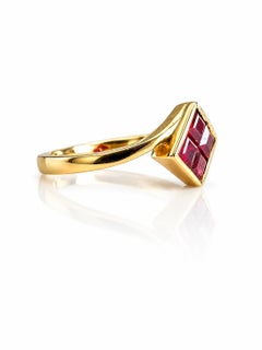 Bague avec rubis taille princesse en or jaune 10 carats