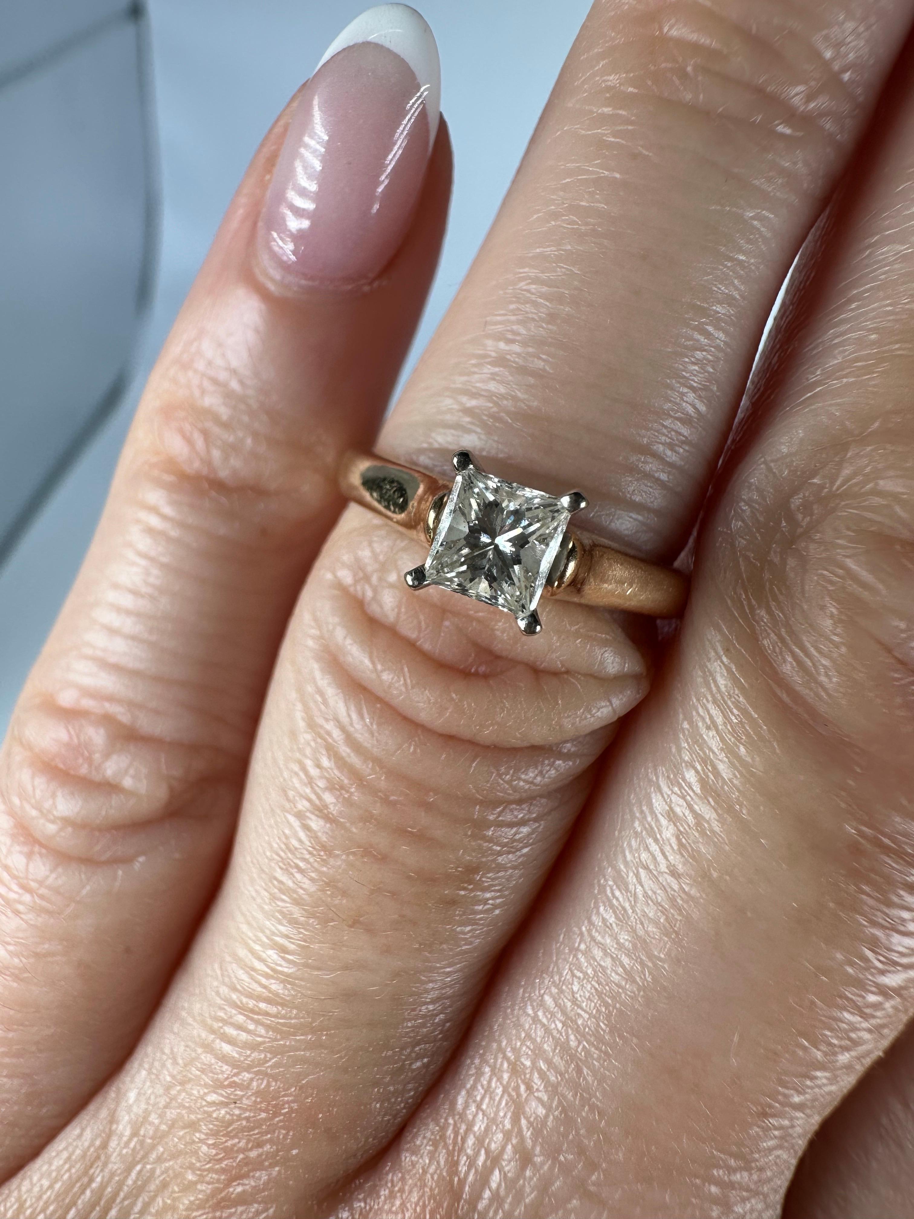Anello con diamante solitario taglio principessa in oro 14KT con centro da 0,56 carati In condizioni ottime in vendita a Jupiter, FL