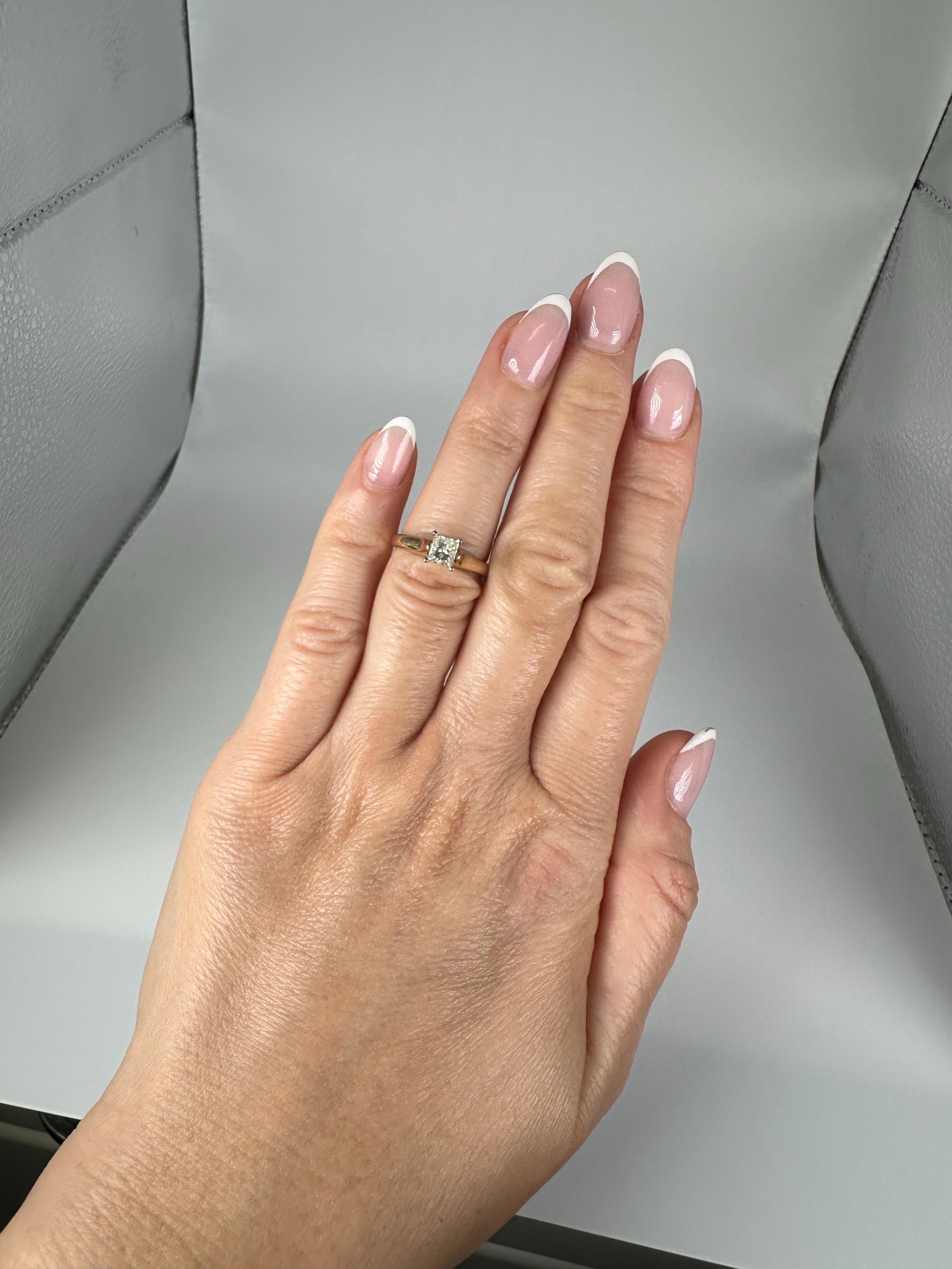 da uomo o donna Anello con diamante solitario taglio principessa in oro 14KT con centro da 0,56 carati in vendita