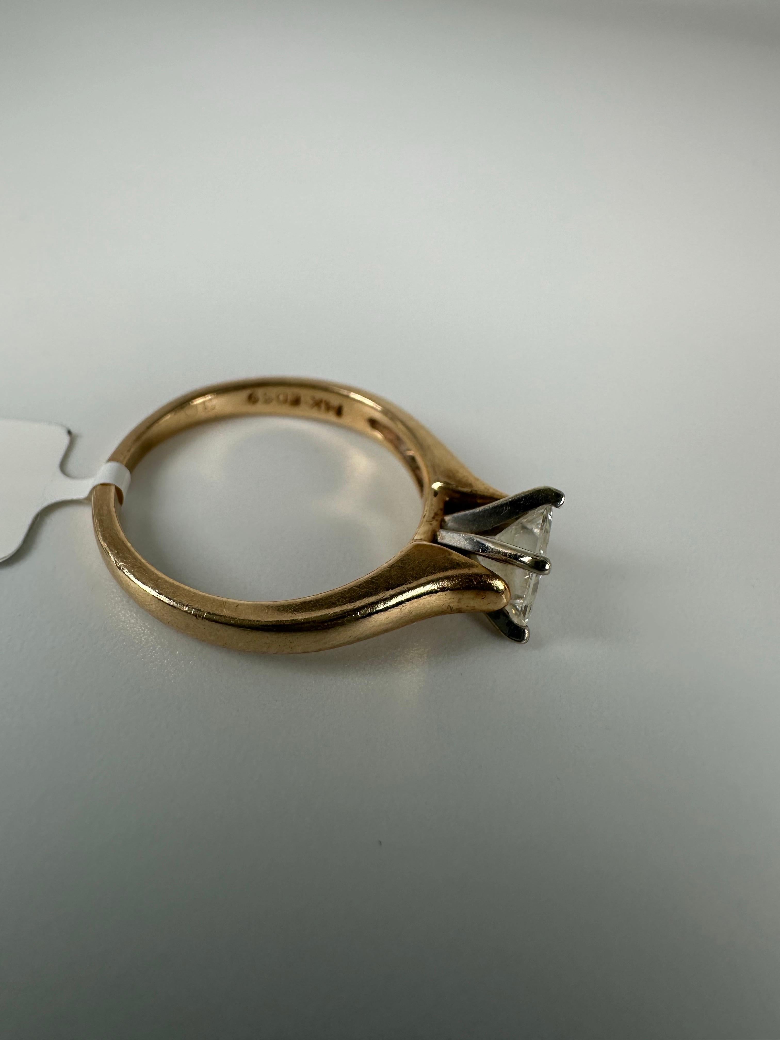 Anello con diamante solitario taglio principessa in oro 14KT con centro da 0,56 carati in vendita 1