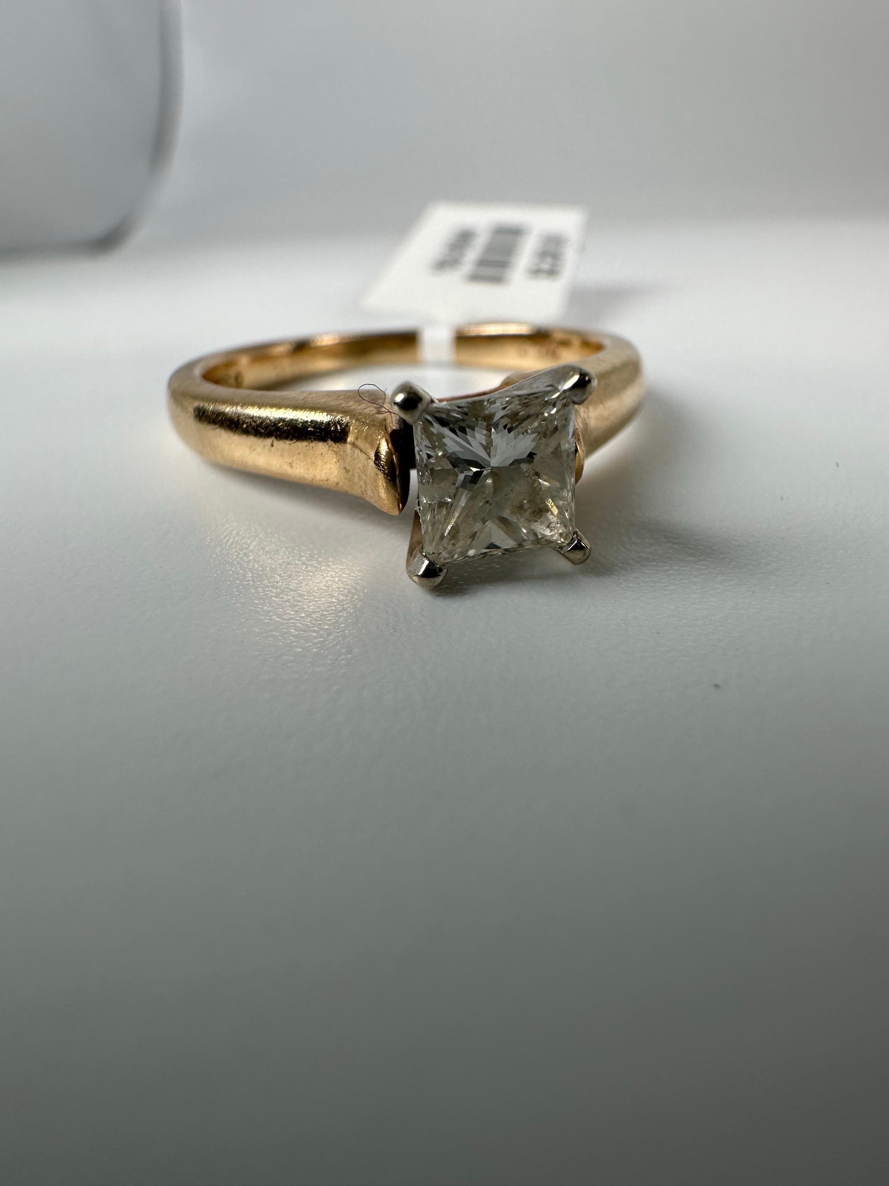 Anello con diamante solitario taglio principessa in oro 14KT con centro da 0,56 carati in vendita 2