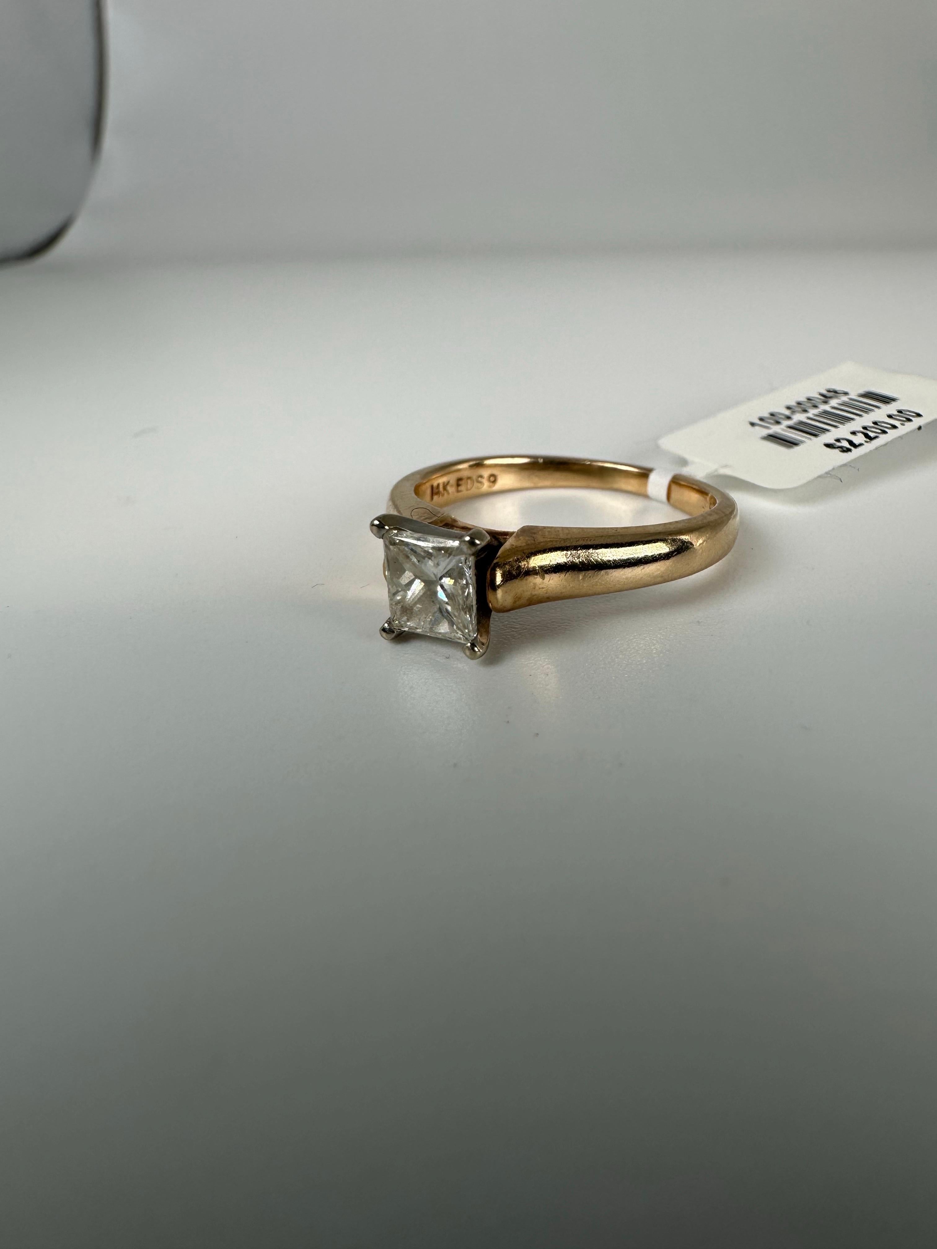Anello con diamante solitario taglio principessa in oro 14KT con centro da 0,56 carati in vendita 3