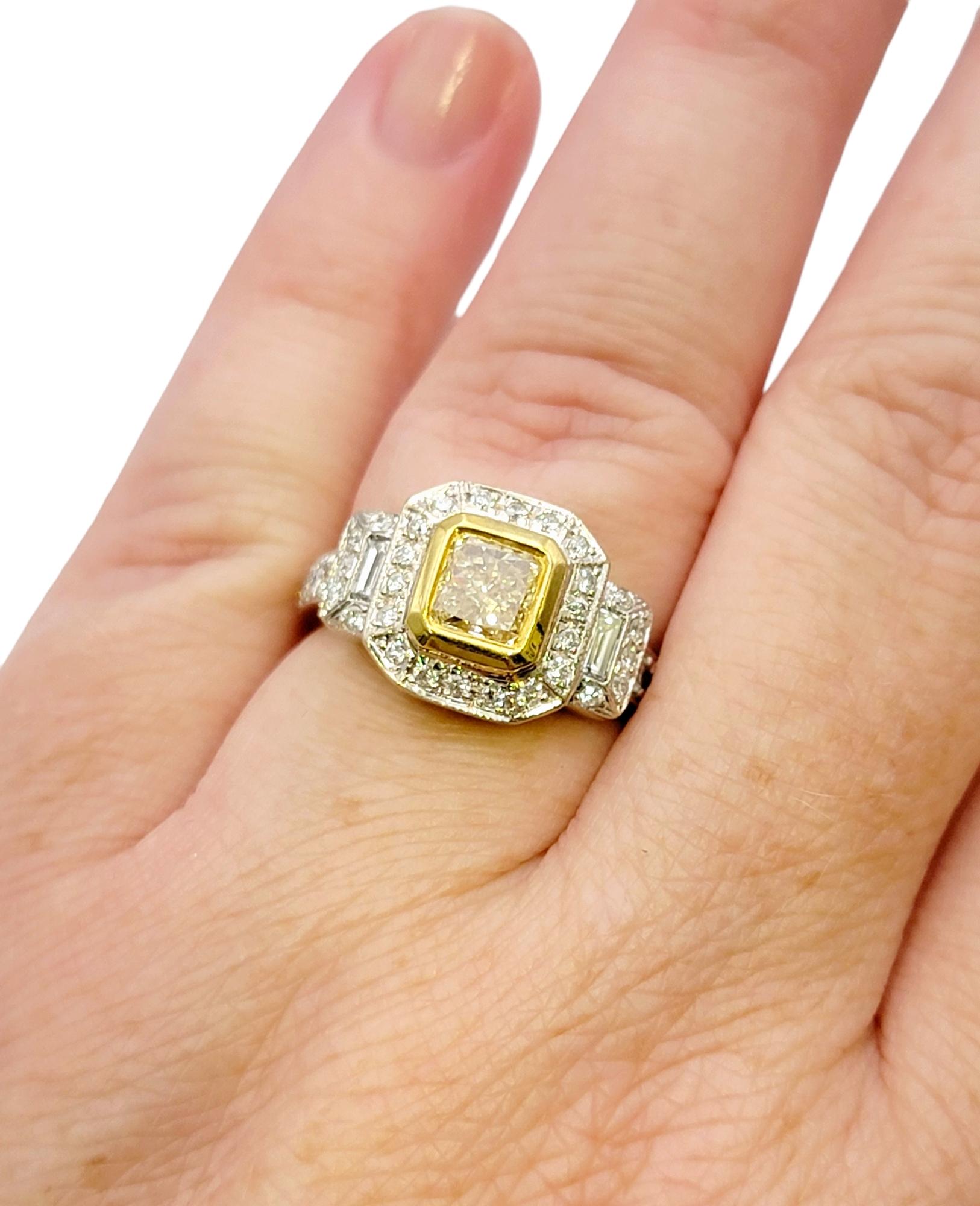 Bague de fiançailles Halo en diamant jaune taille princesse et diamant blanc taille baguette en vente 4