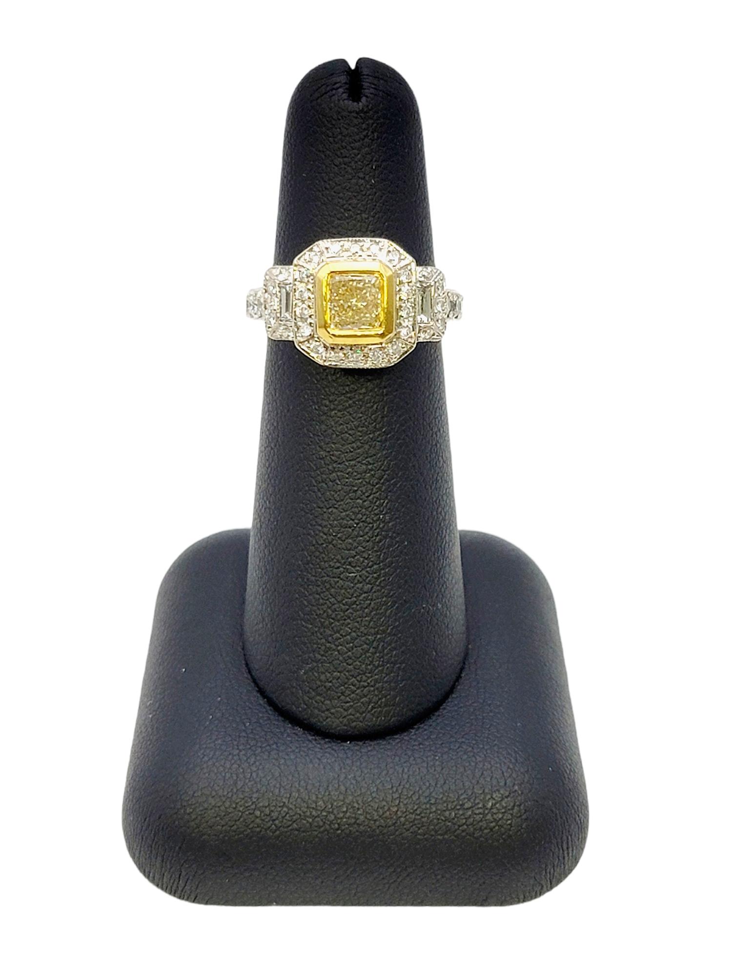 Bague de fiançailles Halo en diamant jaune taille princesse et diamant blanc taille baguette en vente 5