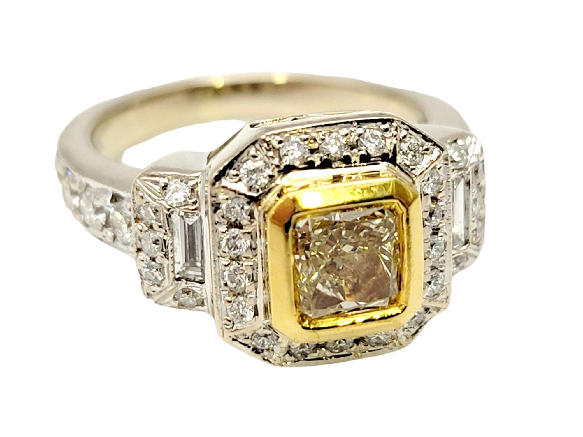 Contemporain Bague de fiançailles Halo en diamant jaune taille princesse et diamant blanc taille baguette en vente