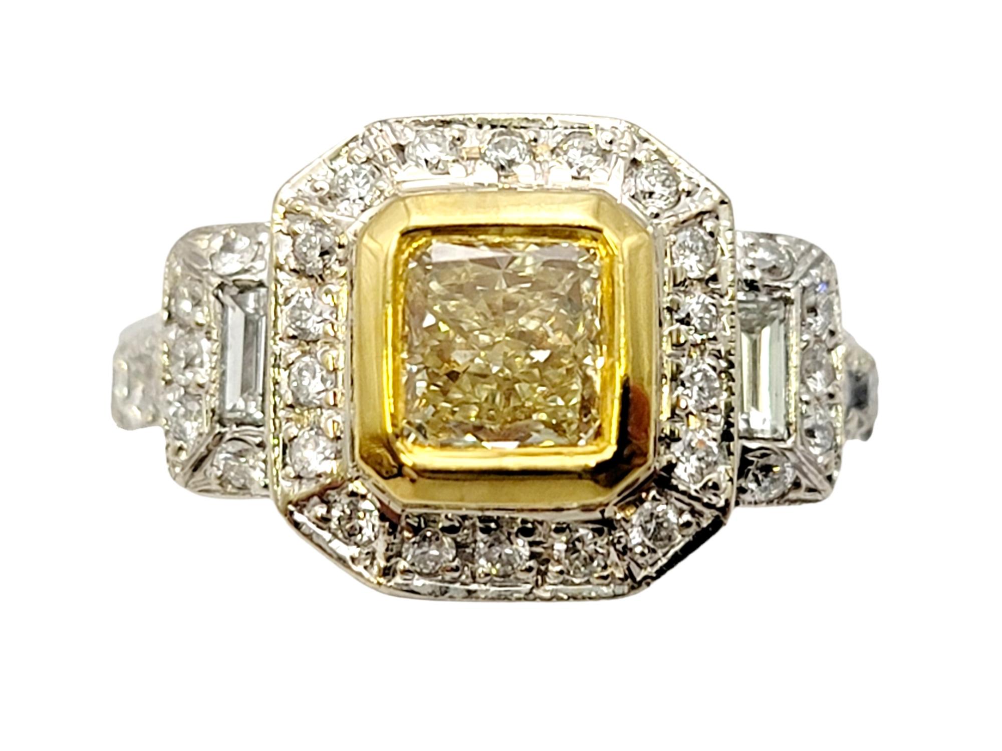 Taille princesse Bague de fiançailles Halo en diamant jaune taille princesse et diamant blanc taille baguette en vente