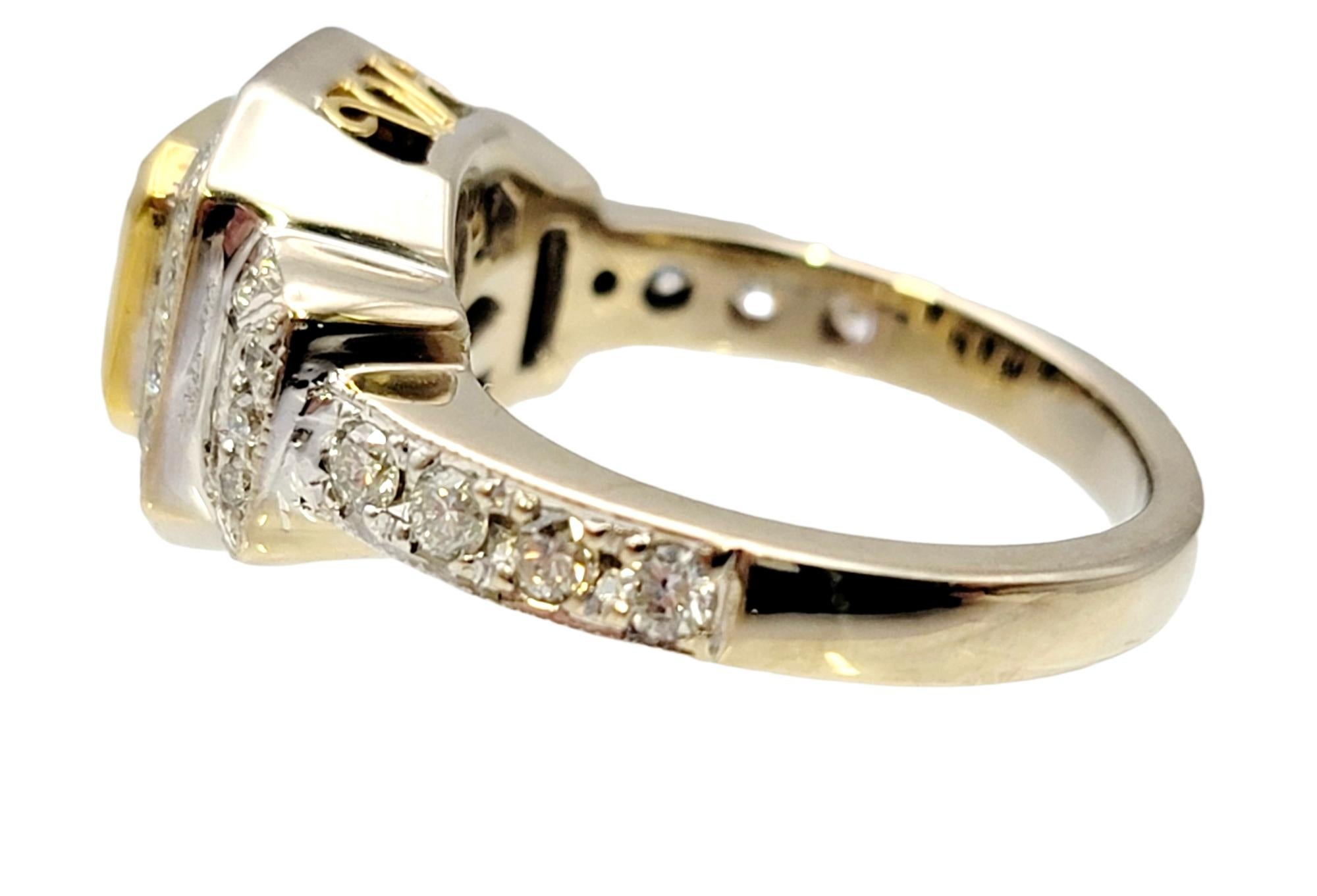 Bague de fiançailles Halo en diamant jaune taille princesse et diamant blanc taille baguette Bon état - En vente à Scottsdale, AZ