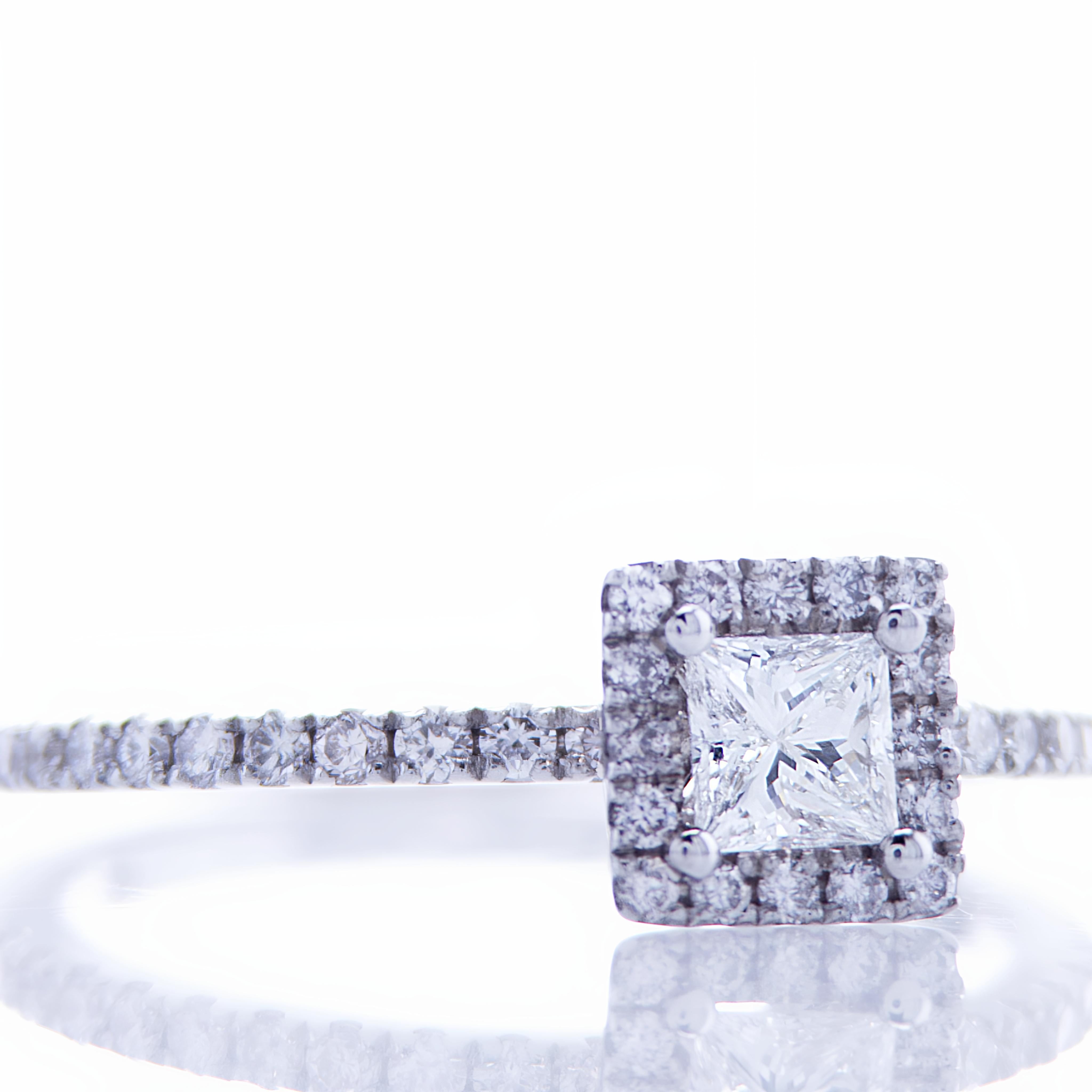Moderne Bague de fiançailles à diamant Princesse en vente