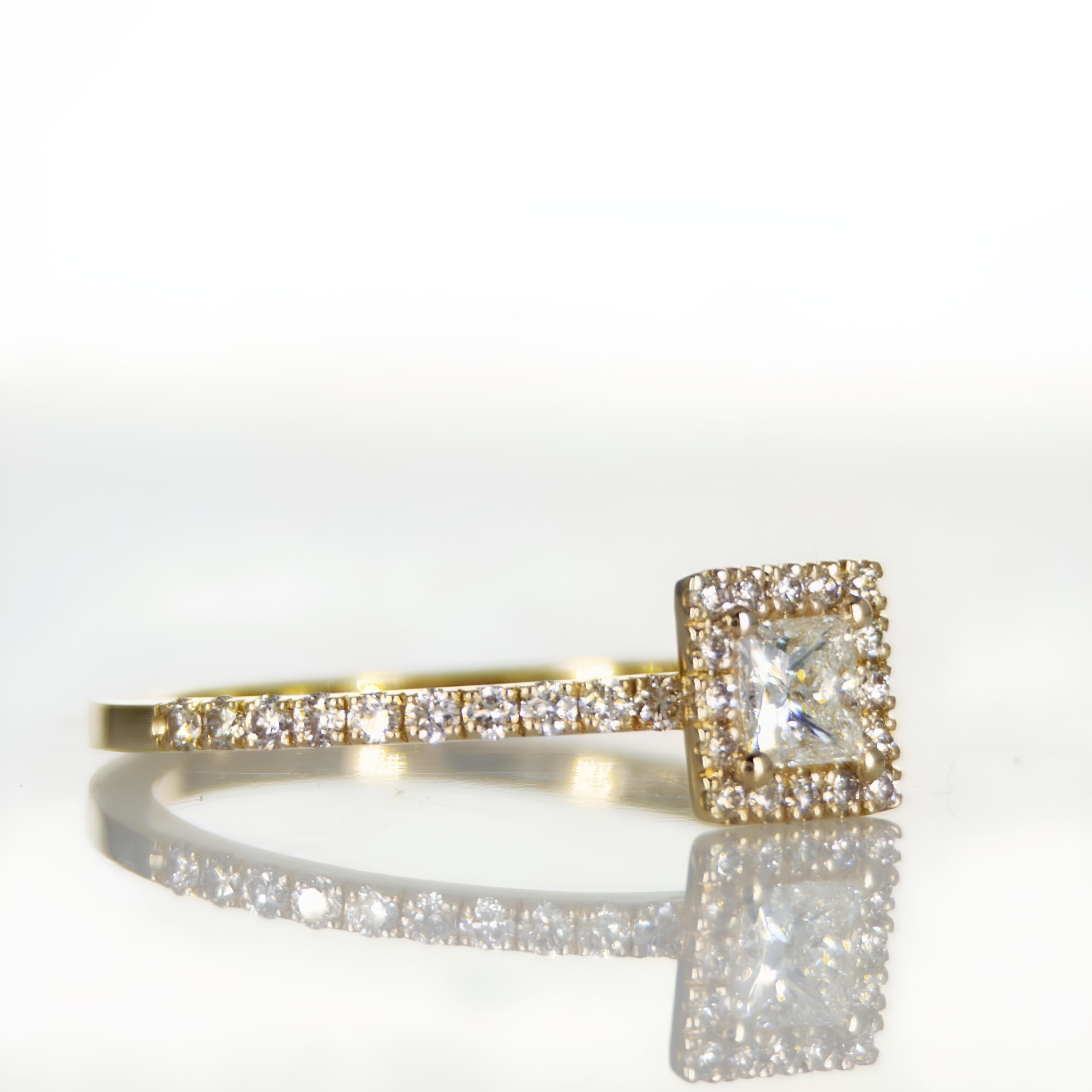 Modern 0.60Ct Princess Diamond engagement Ring For Sale
