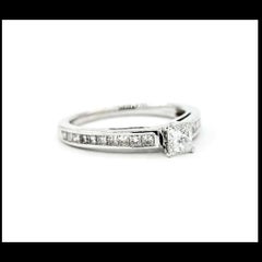 Anillo de compromiso de diamantes princesa en oro blanco de 14k